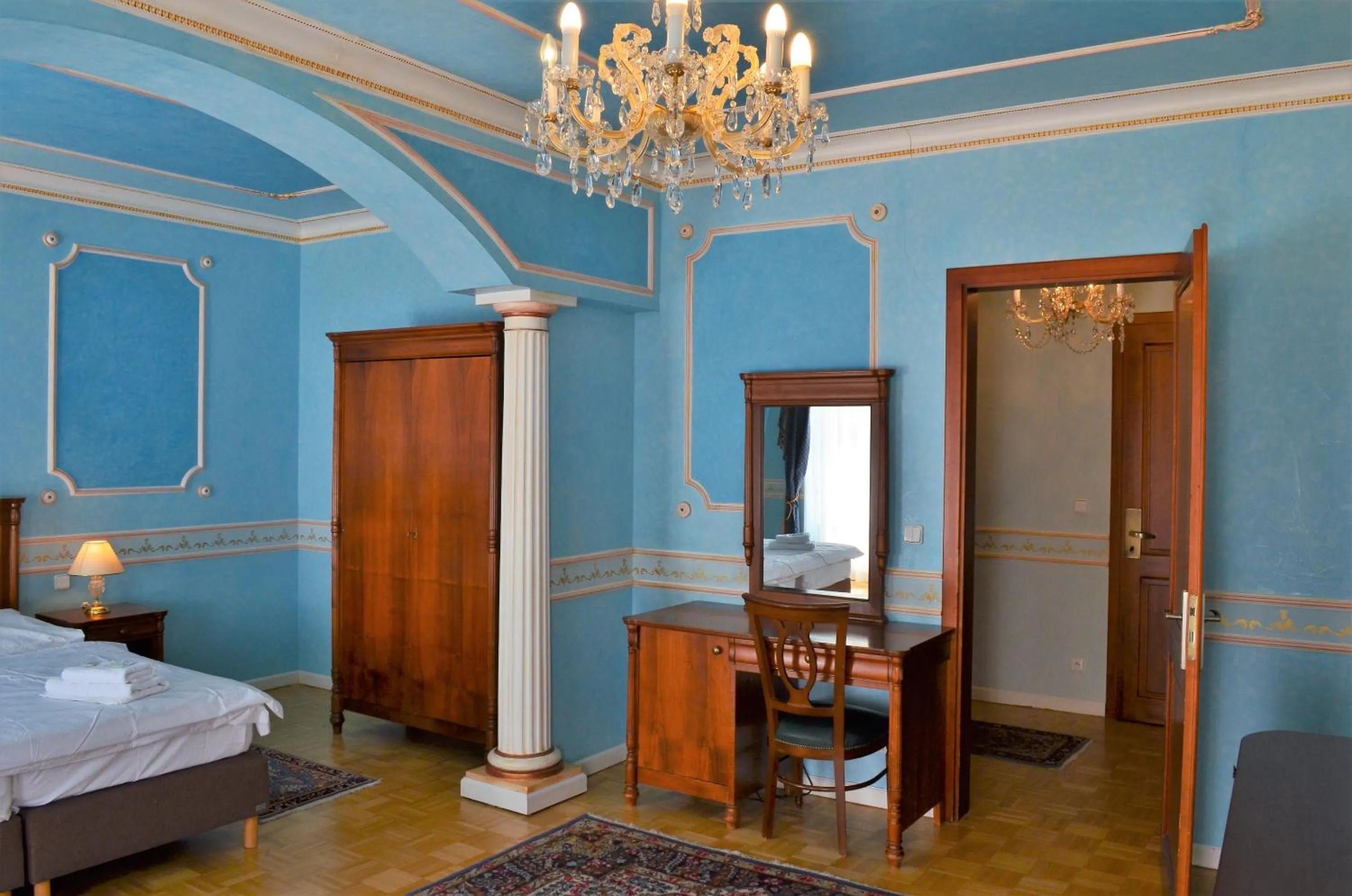 wardrobe, Bed in Hotel Renesance Krasna Kralovna