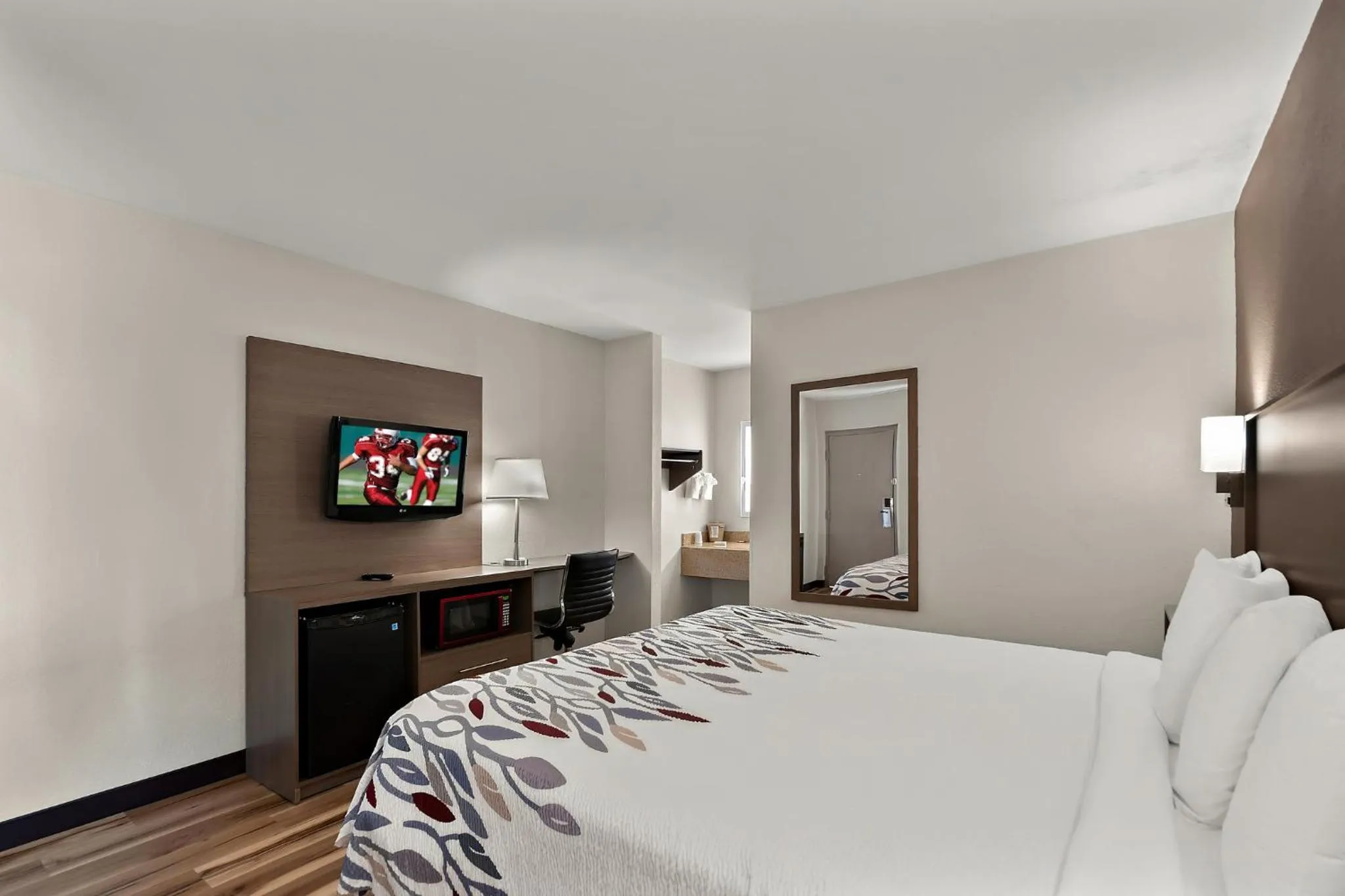 Photo of the whole room, Bed in Red Roof Inn Winchester, VA