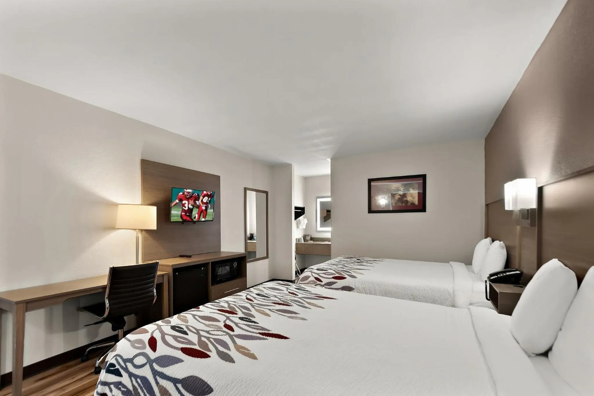 Photo of the whole room, Bed in Red Roof Inn Winchester, VA