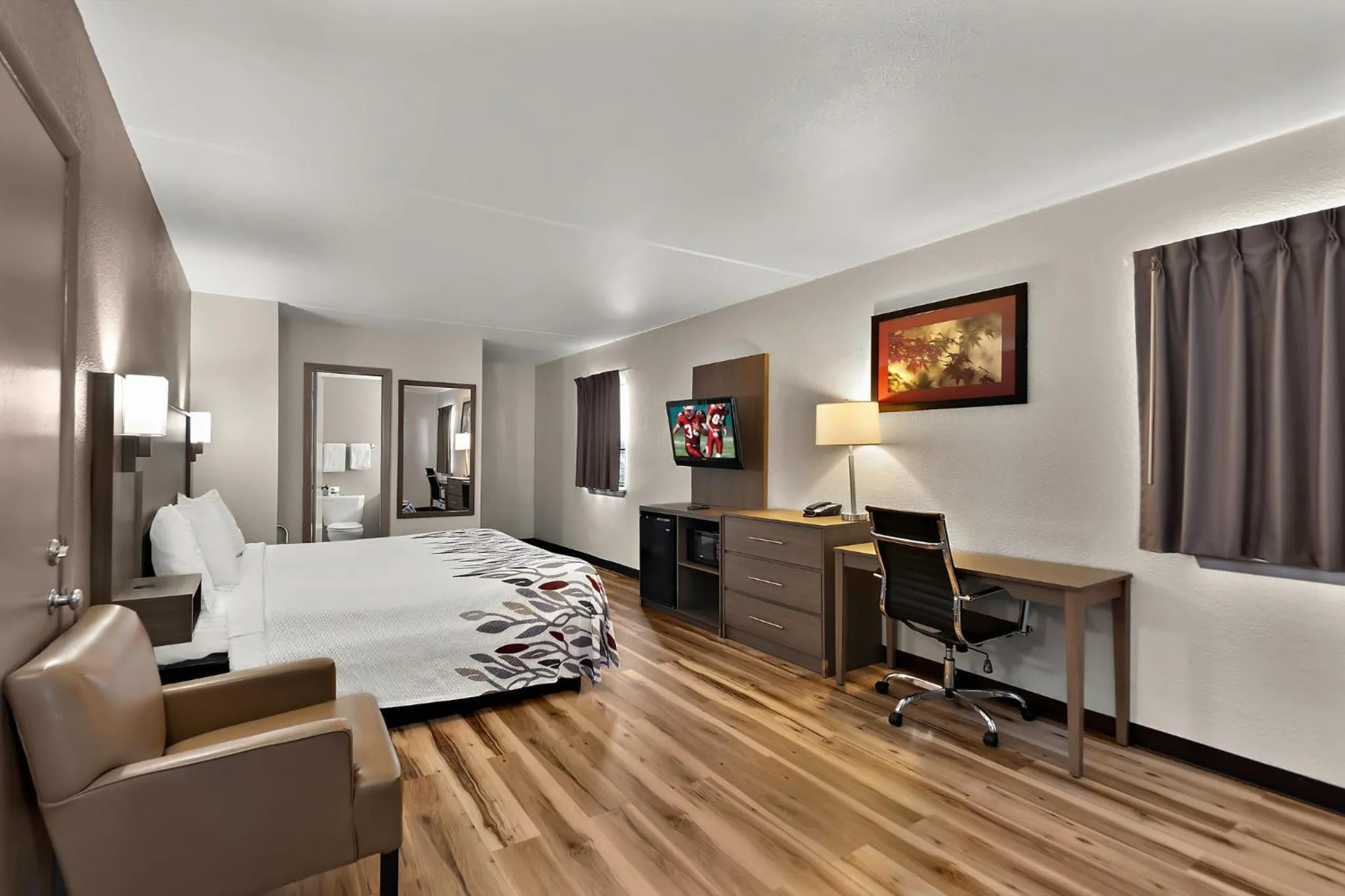 Photo of the whole room, Bed in Red Roof Inn Winchester, VA