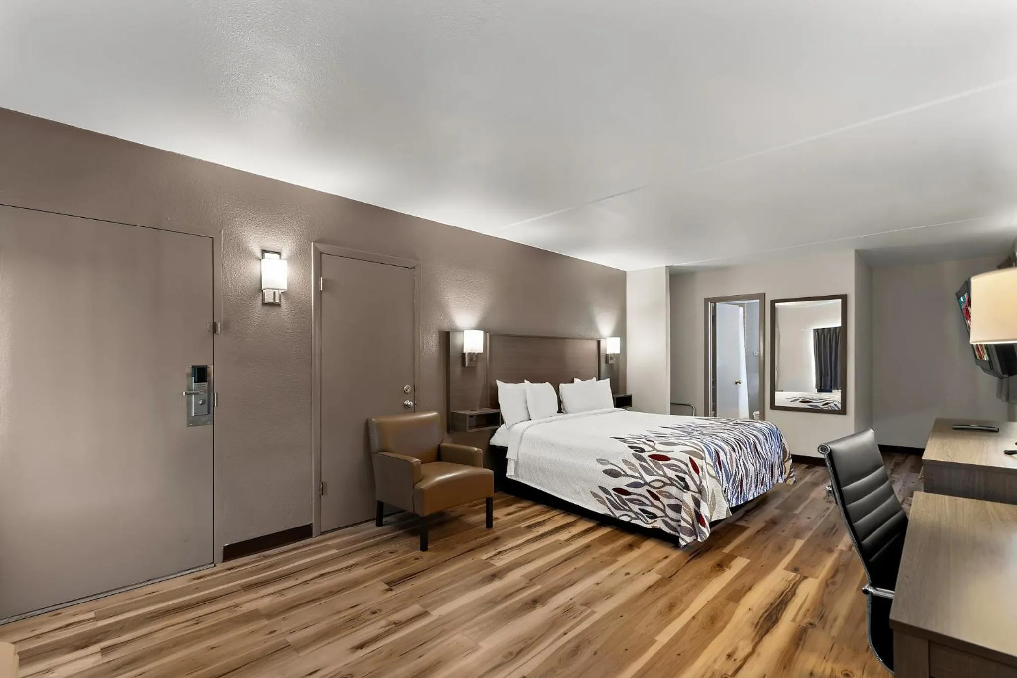 Photo of the whole room, Bed in Red Roof Inn Winchester, VA