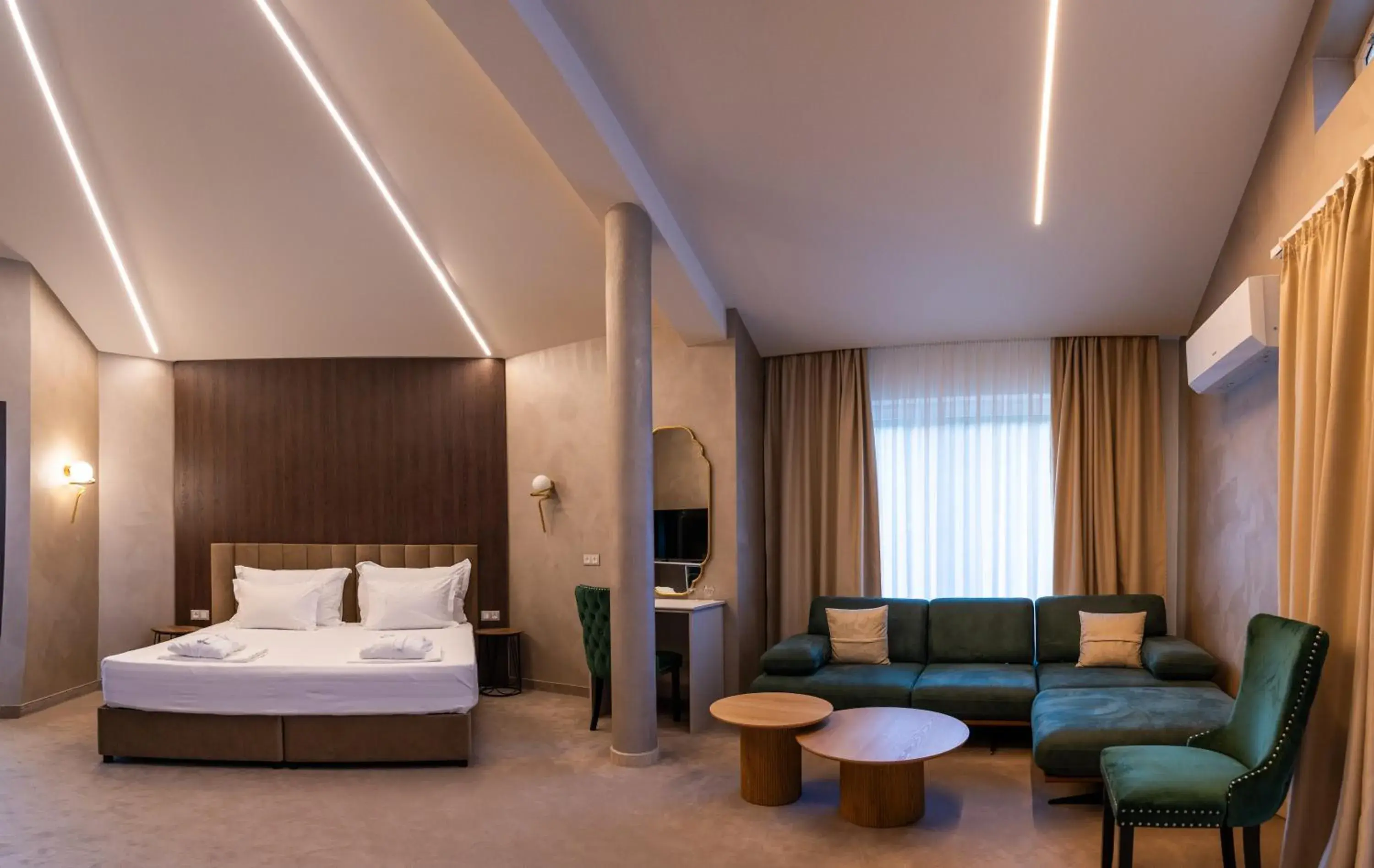 Double Room with Balcony in Family Hotel Edia-Sandanski Double Room with Balcony in Family Hotel Edia-Sandanski