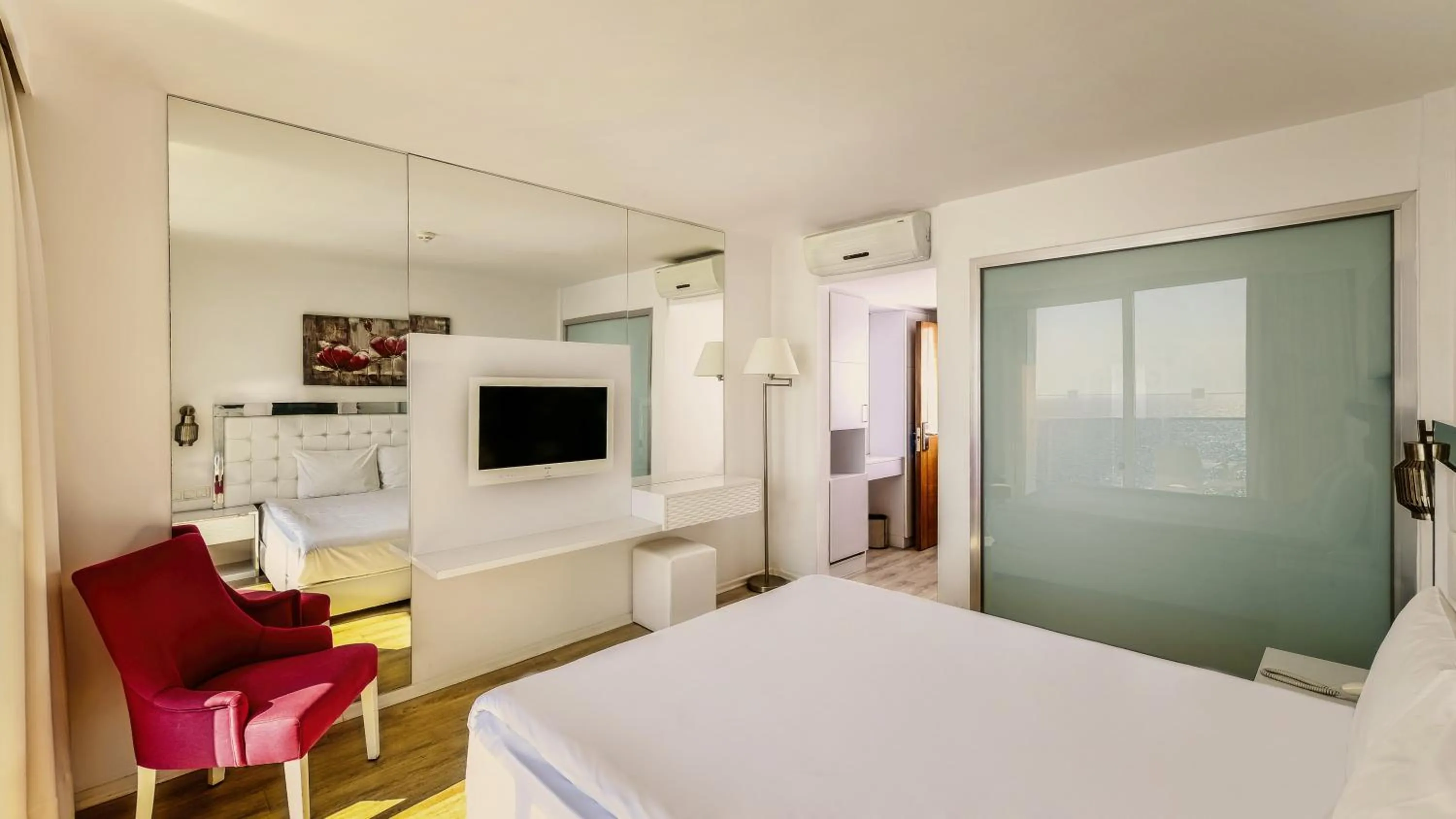 Living room, Bed in Le Bleu Hotel & Resort Kusadasi