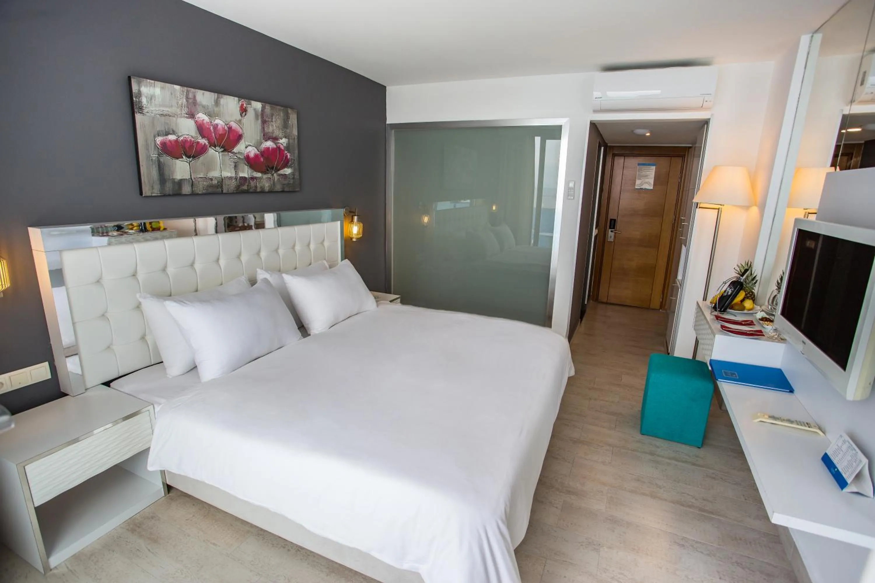 Photo of the whole room, Bed in Le Bleu Hotel & Resort Kusadasi