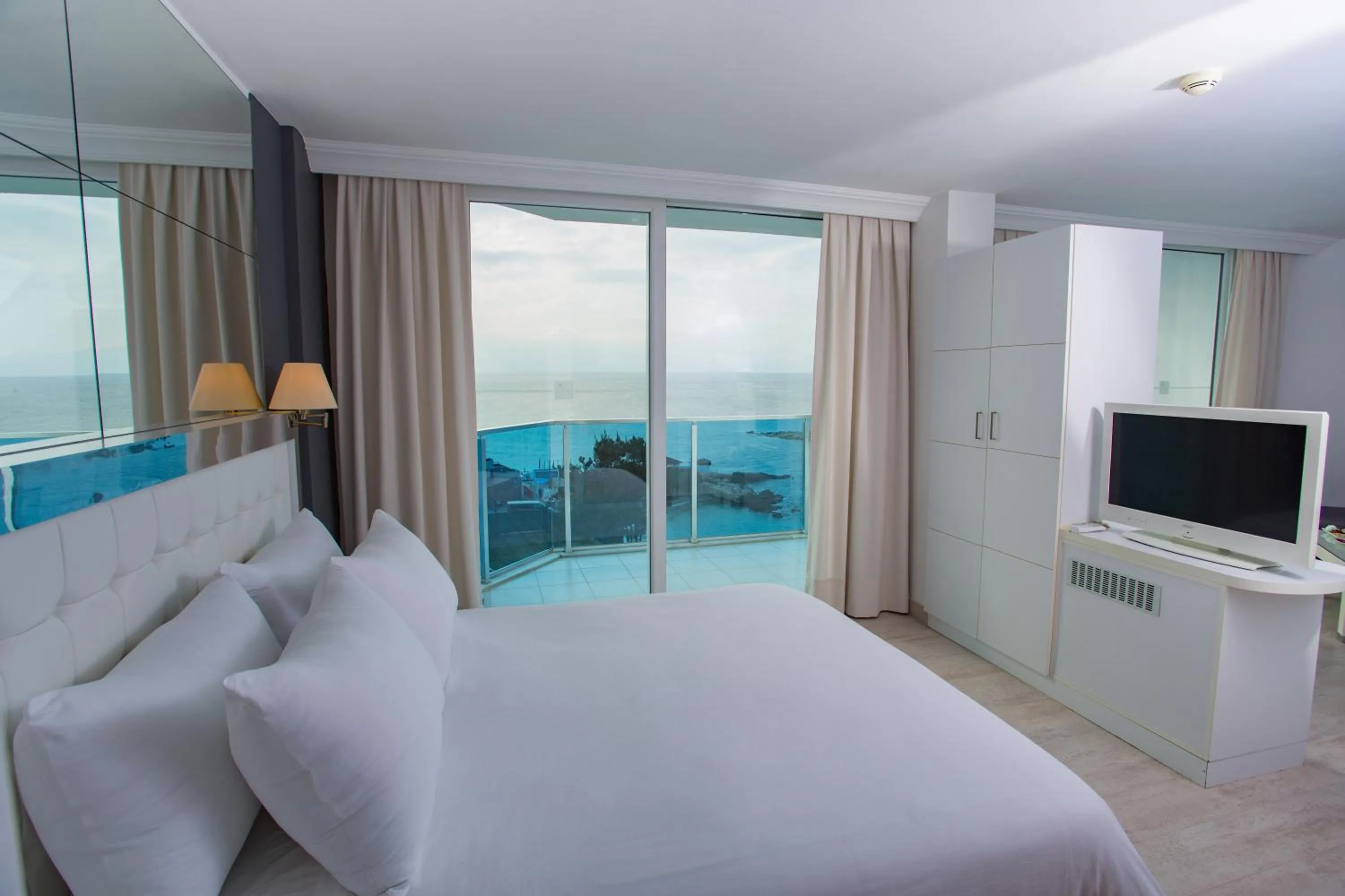 Photo of the whole room, Bed in Le Bleu Hotel & Resort Kusadasi