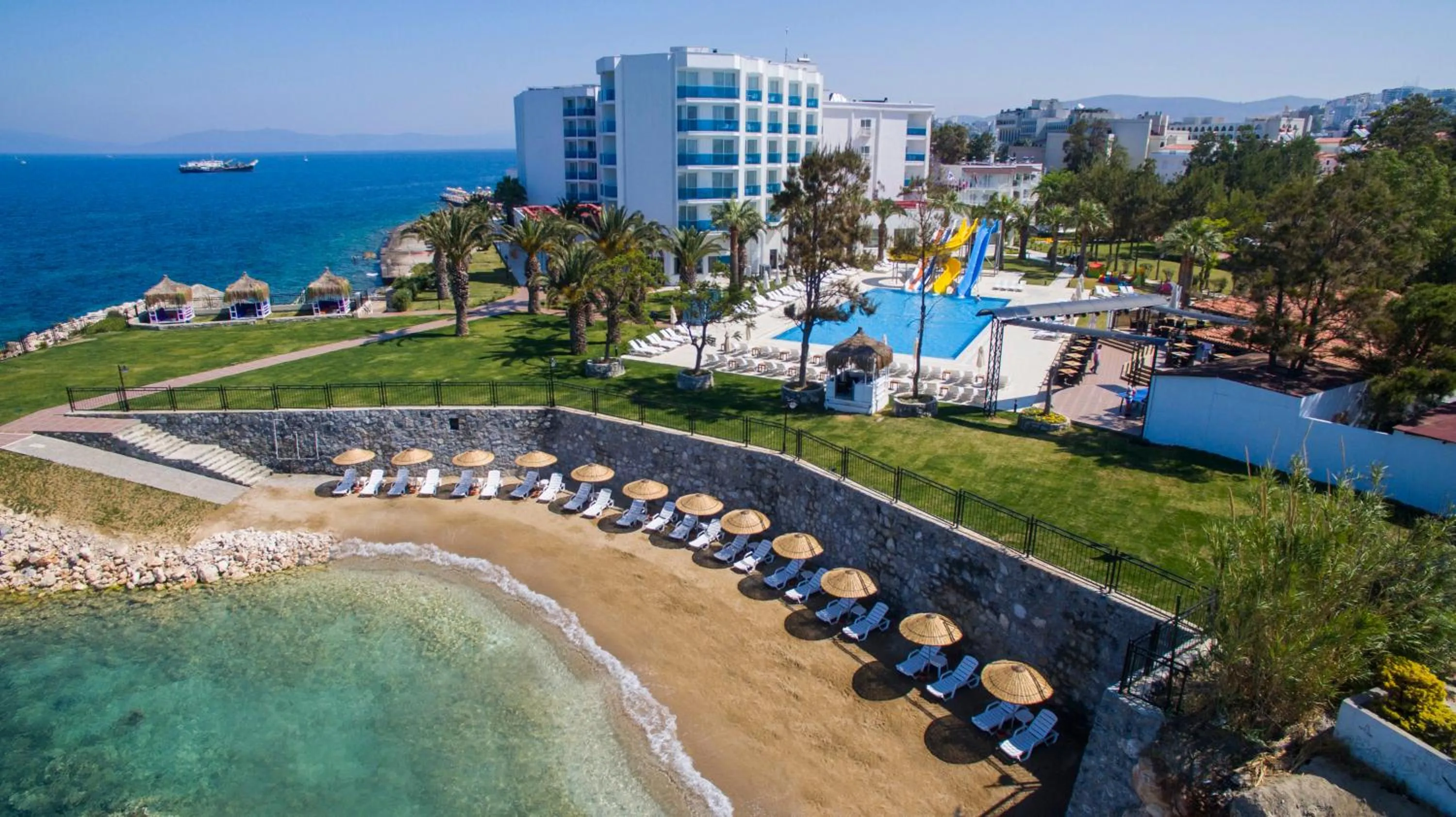 Beach in Le Bleu Hotel & Resort Kusadasi