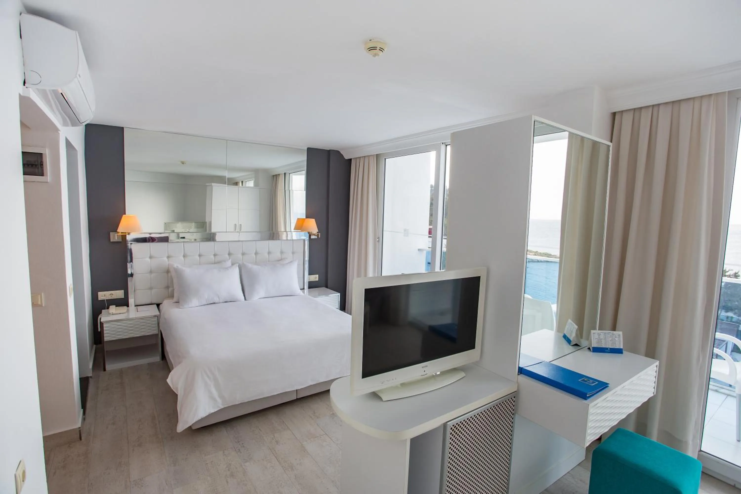 Communal lounge/ TV room, Bed in Le Bleu Hotel & Resort Kusadasi