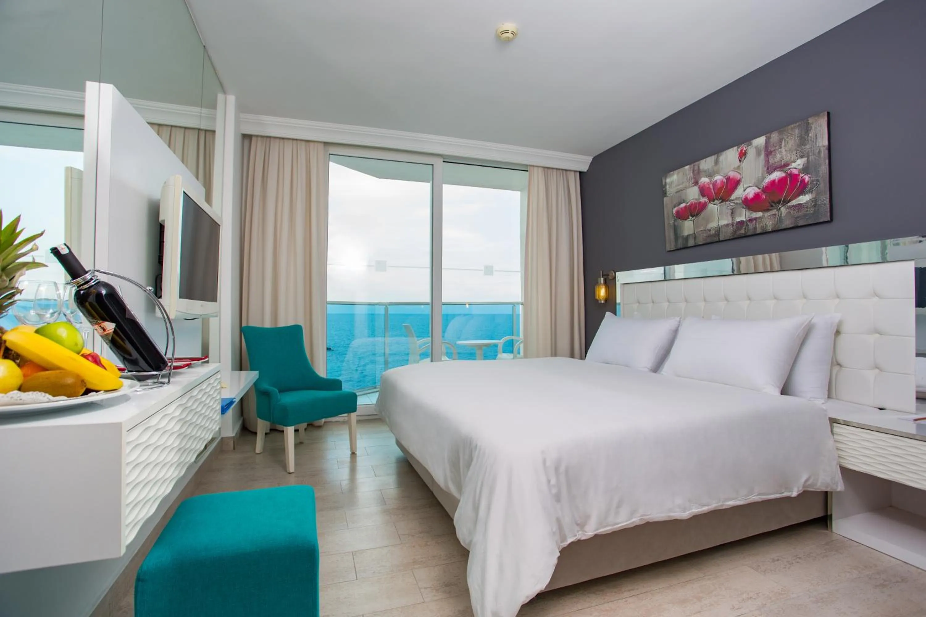 Photo of the whole room, Bed in Le Bleu Hotel & Resort Kusadasi