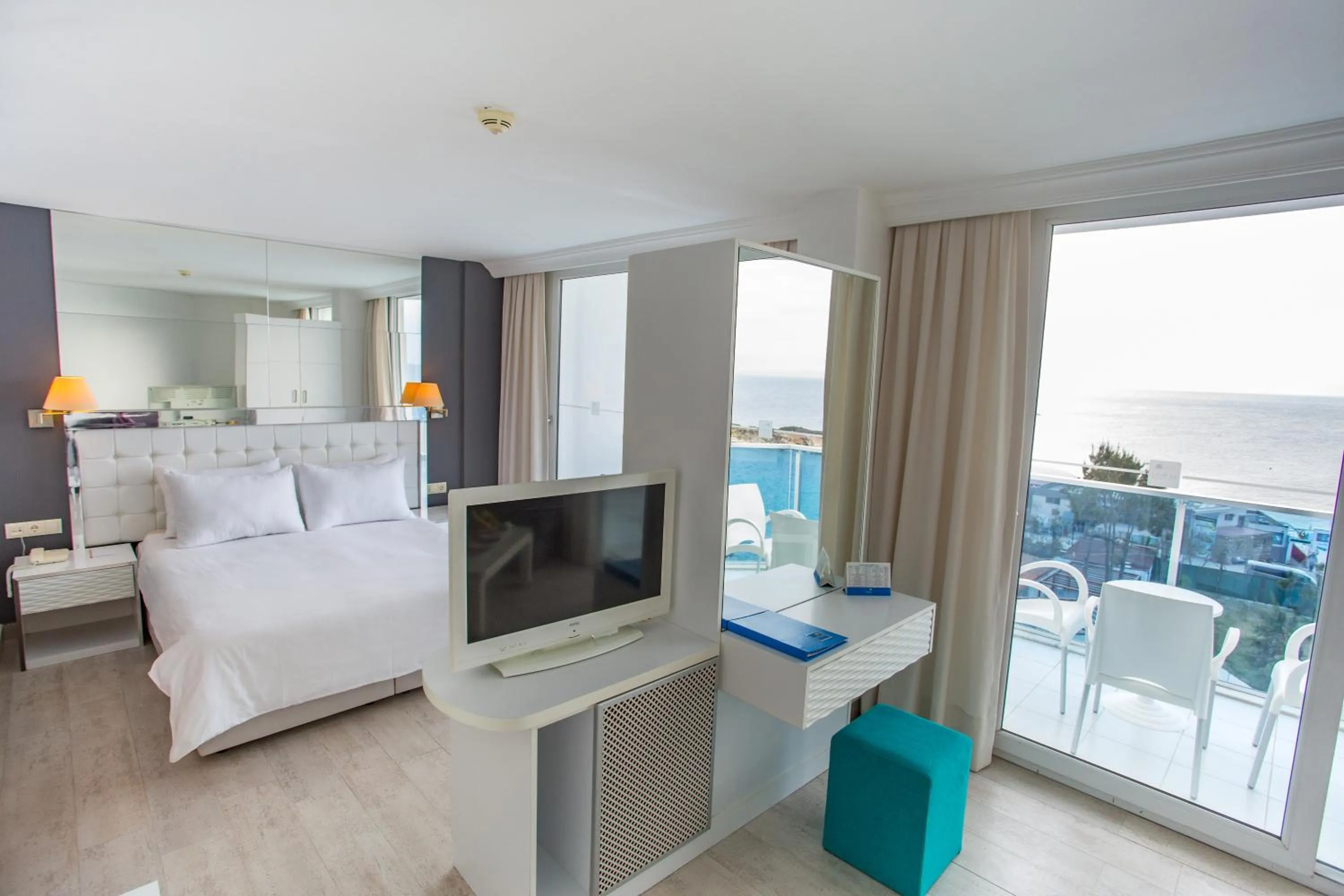 Communal lounge/ TV room, Bed in Le Bleu Hotel & Resort Kusadasi
