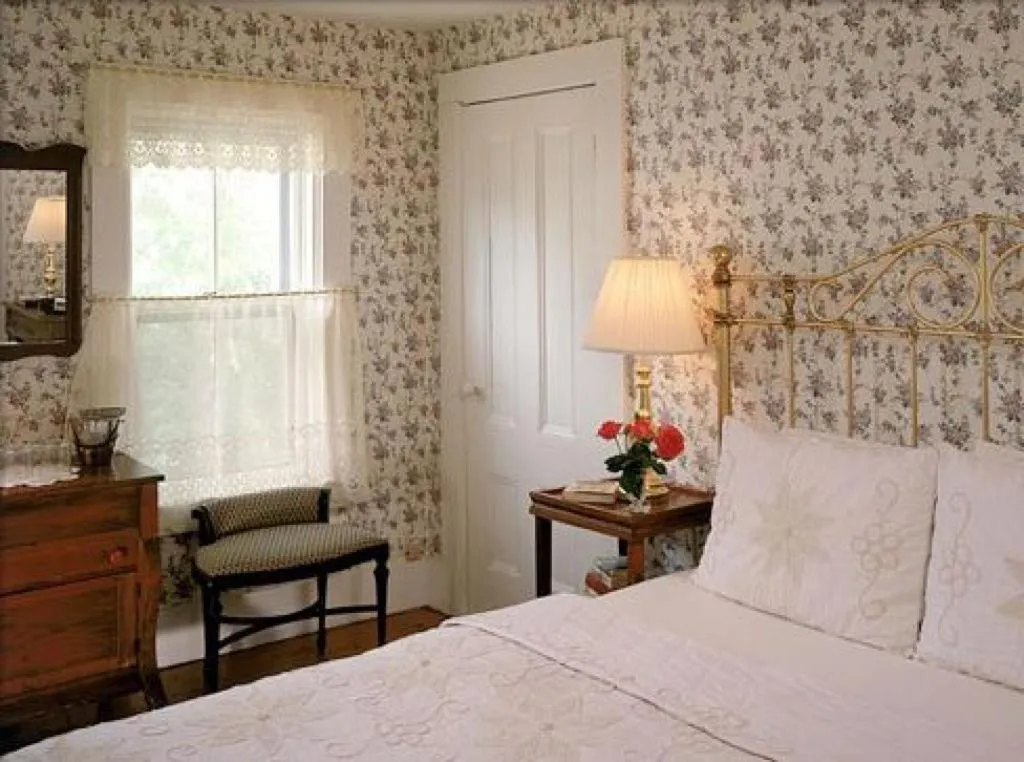 Bedroom, Bed in Snug Cottage