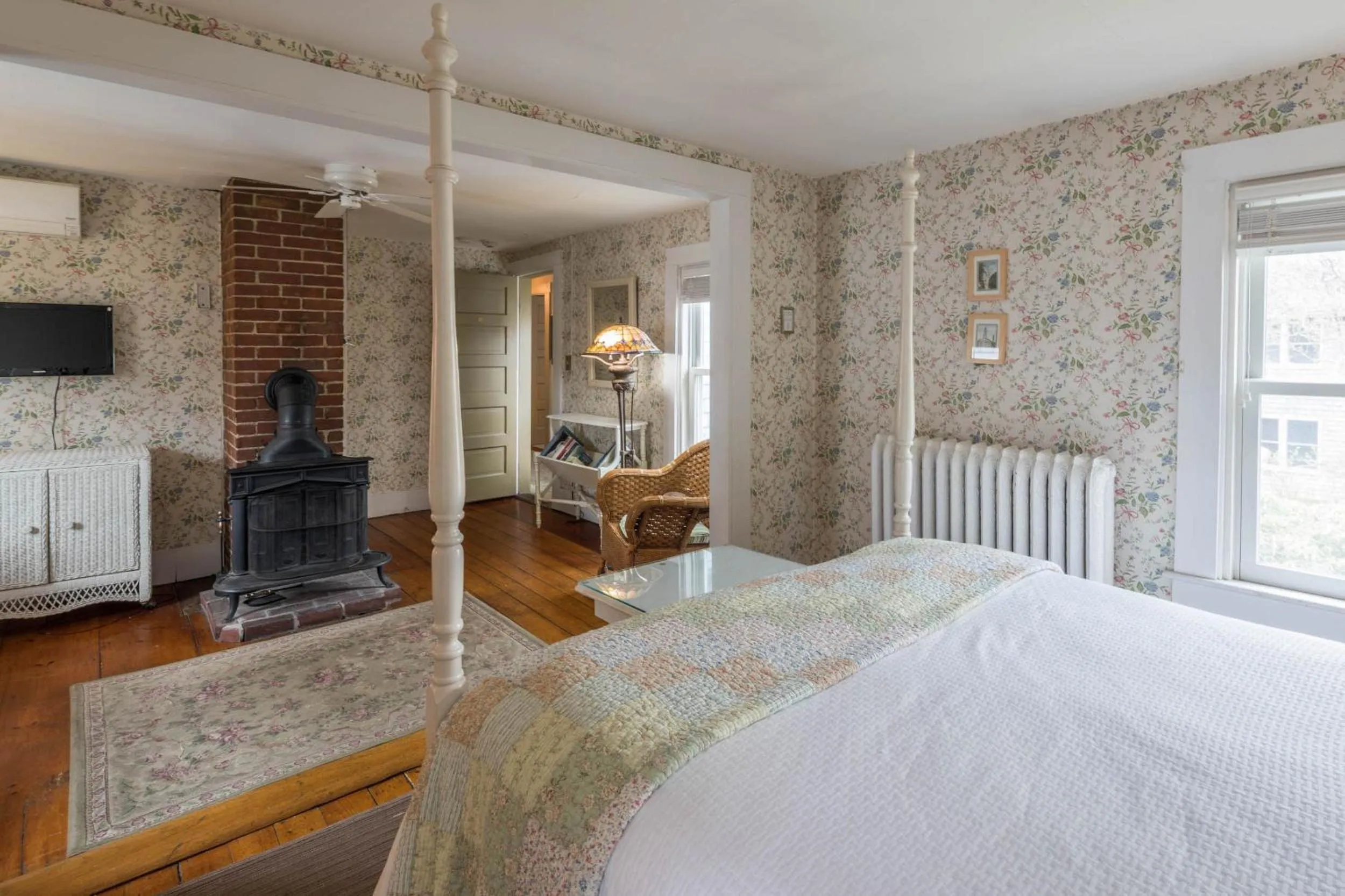 Bedroom, Bed in Snug Cottage
