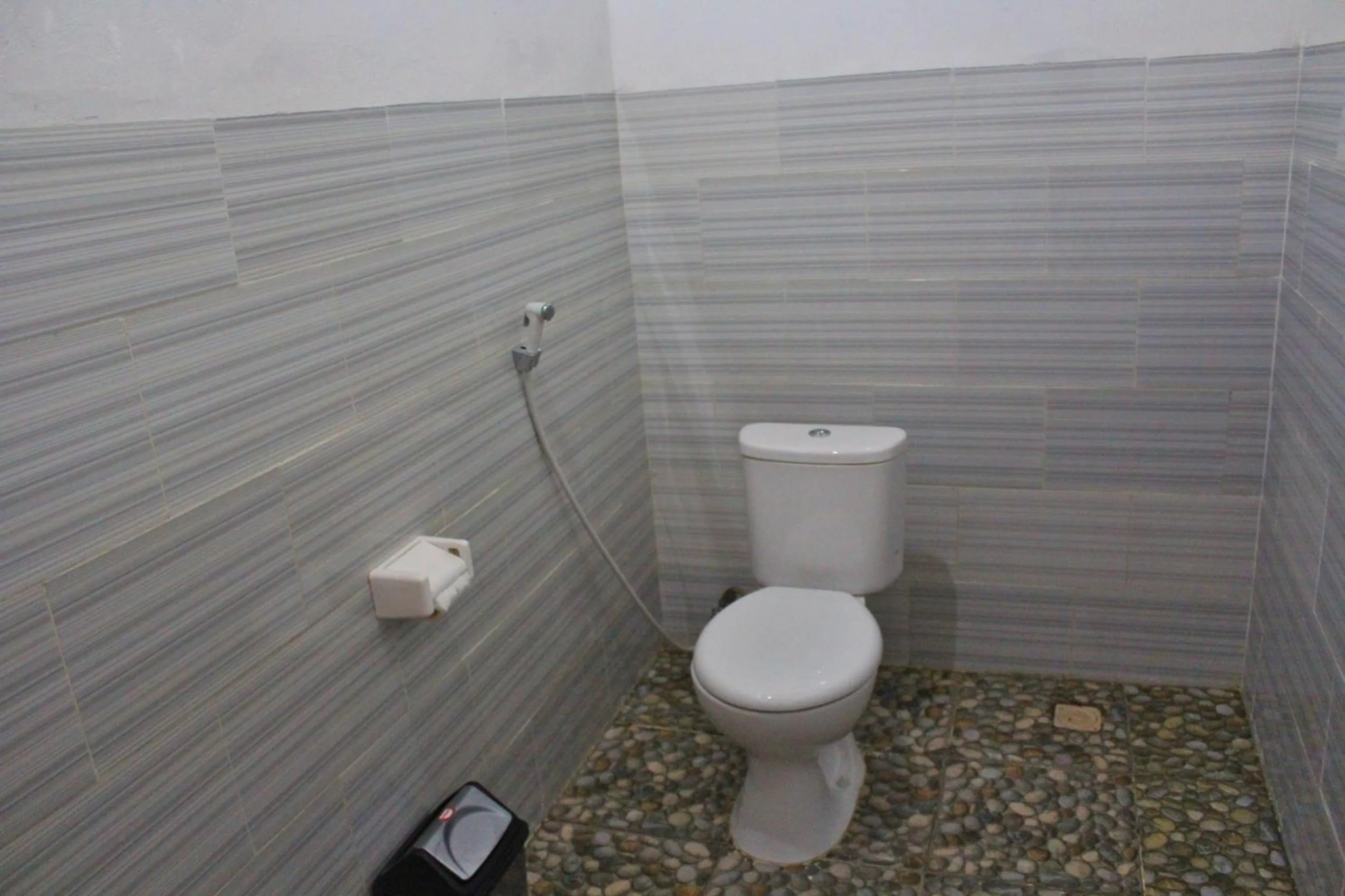 Toilet in Prasi Sunset Bungalows