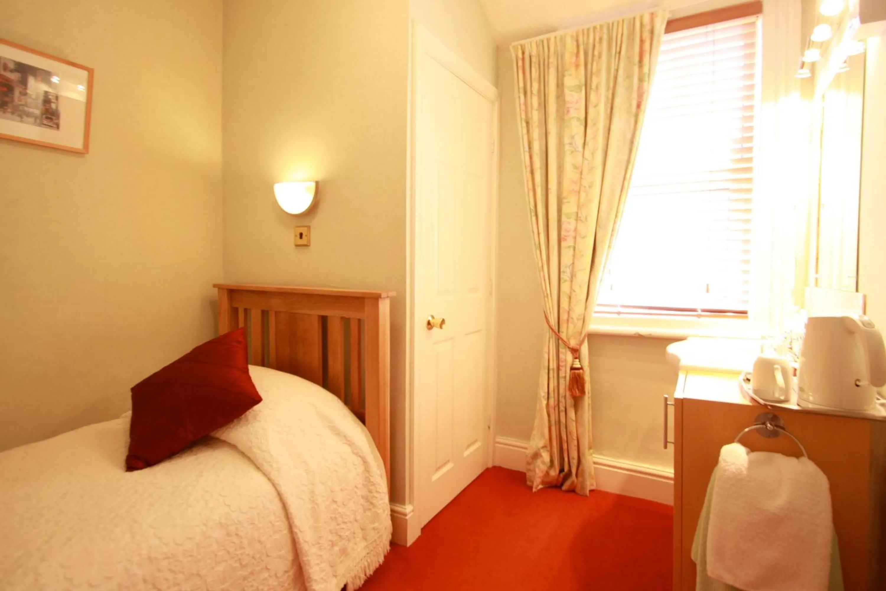 Photo of the whole room, Bed in Brentwood Guest House