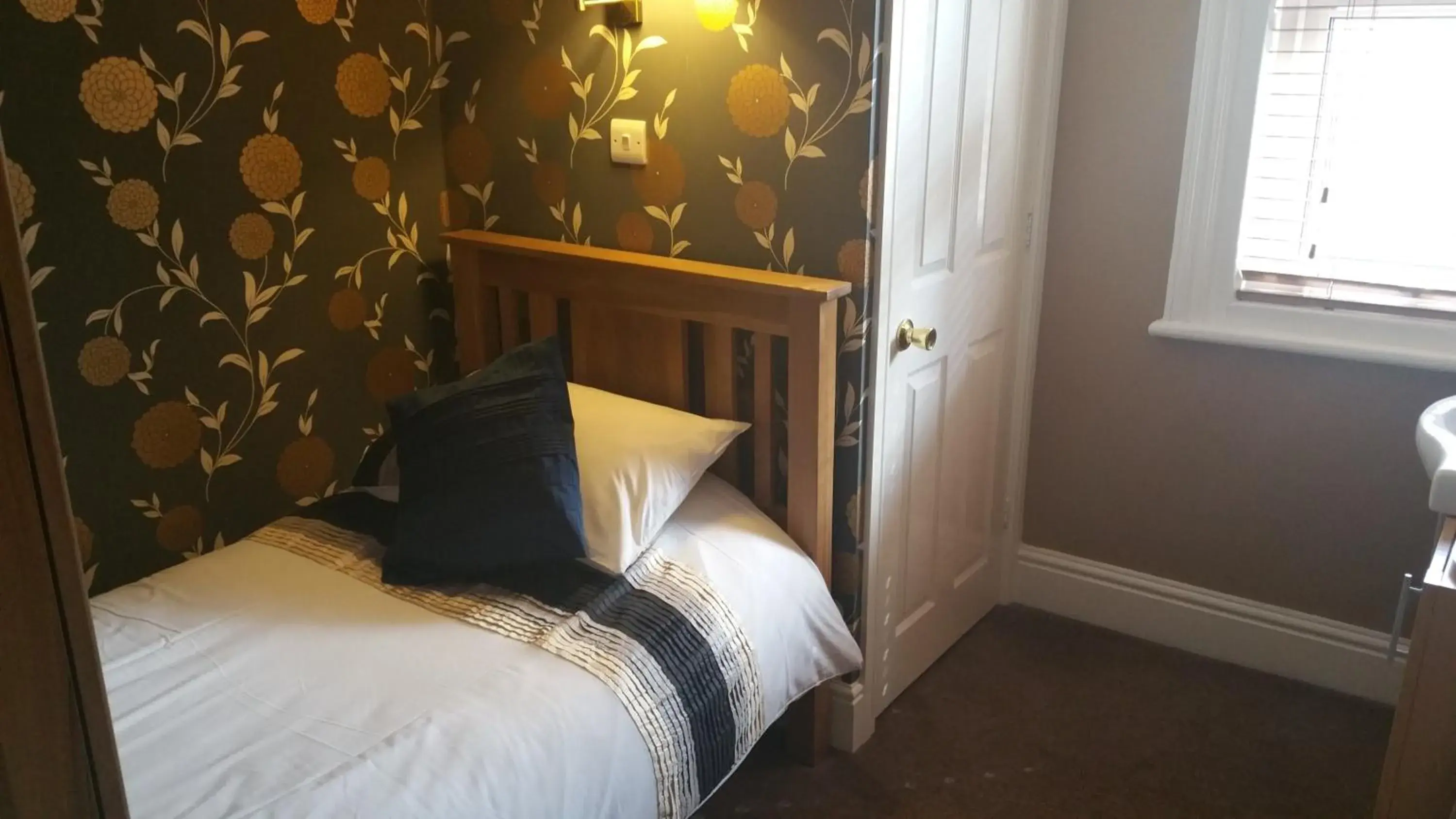 Single Room with Private Bathroom - Second Floor - Room 4 in Brentwood Guest House Single Room with Private Bathroom - Second Floor - Room 4 in Brentwood Guest House