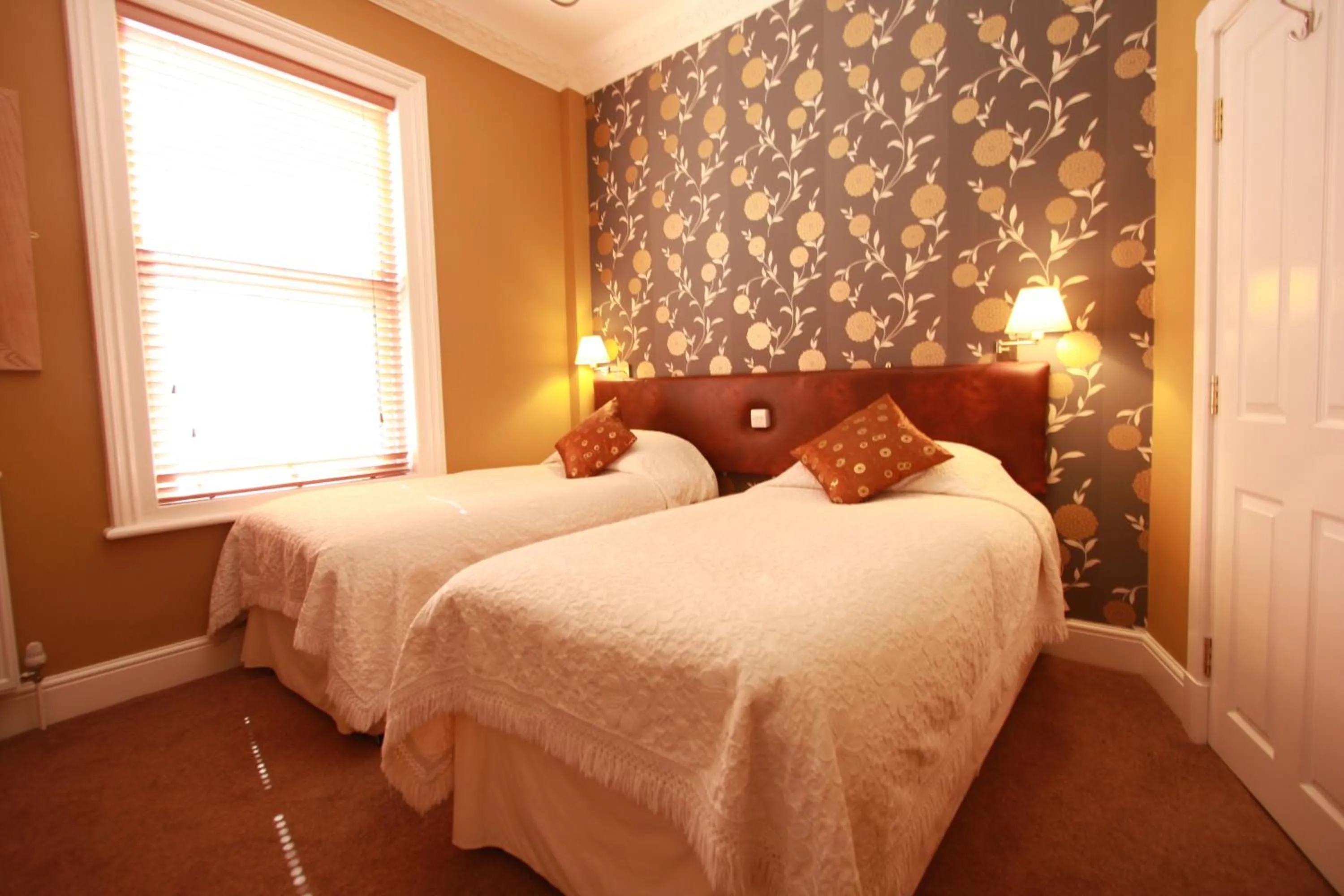 Bed in Brentwood Guest House