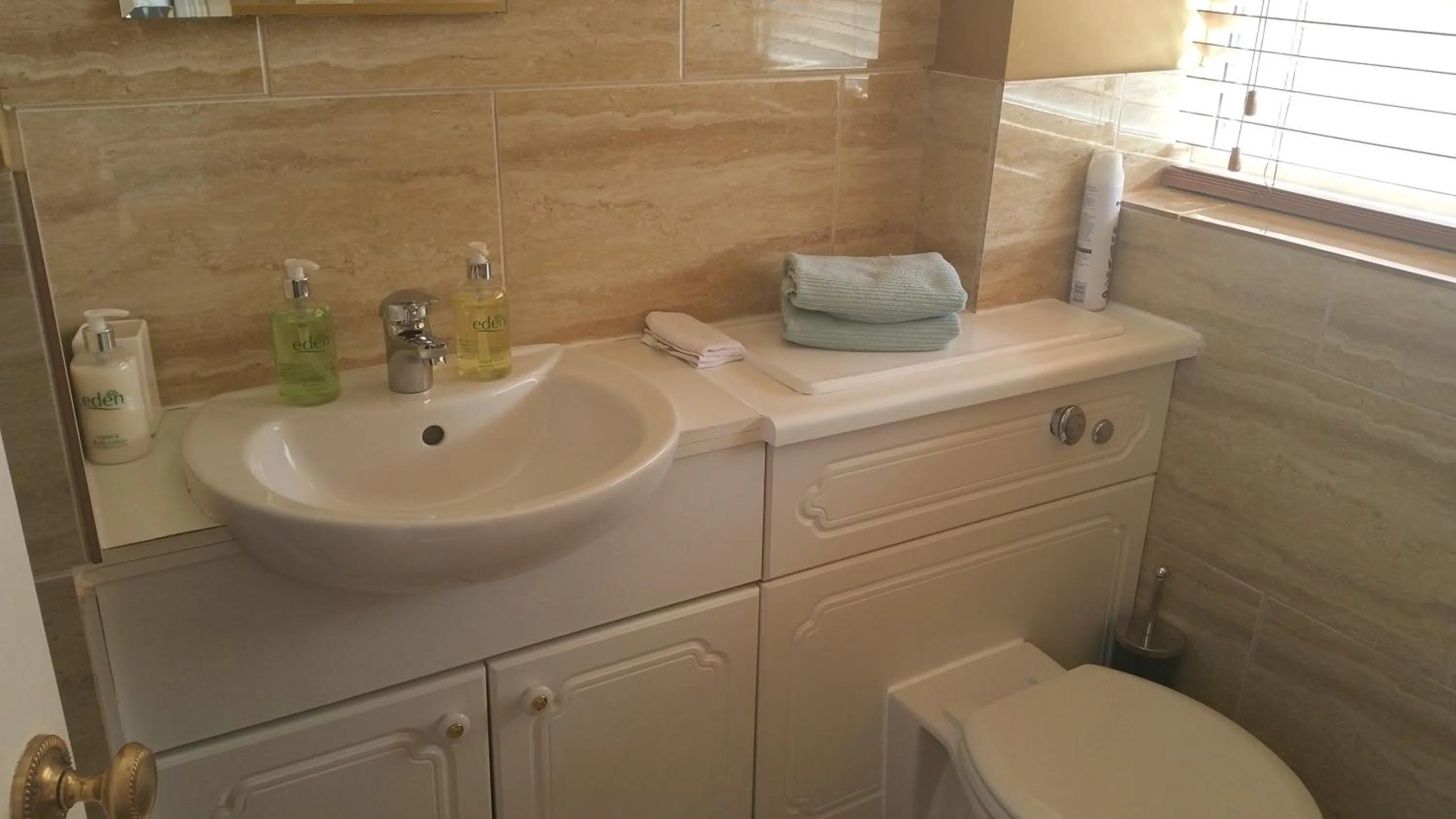 Bathroom in Brentwood Guest House