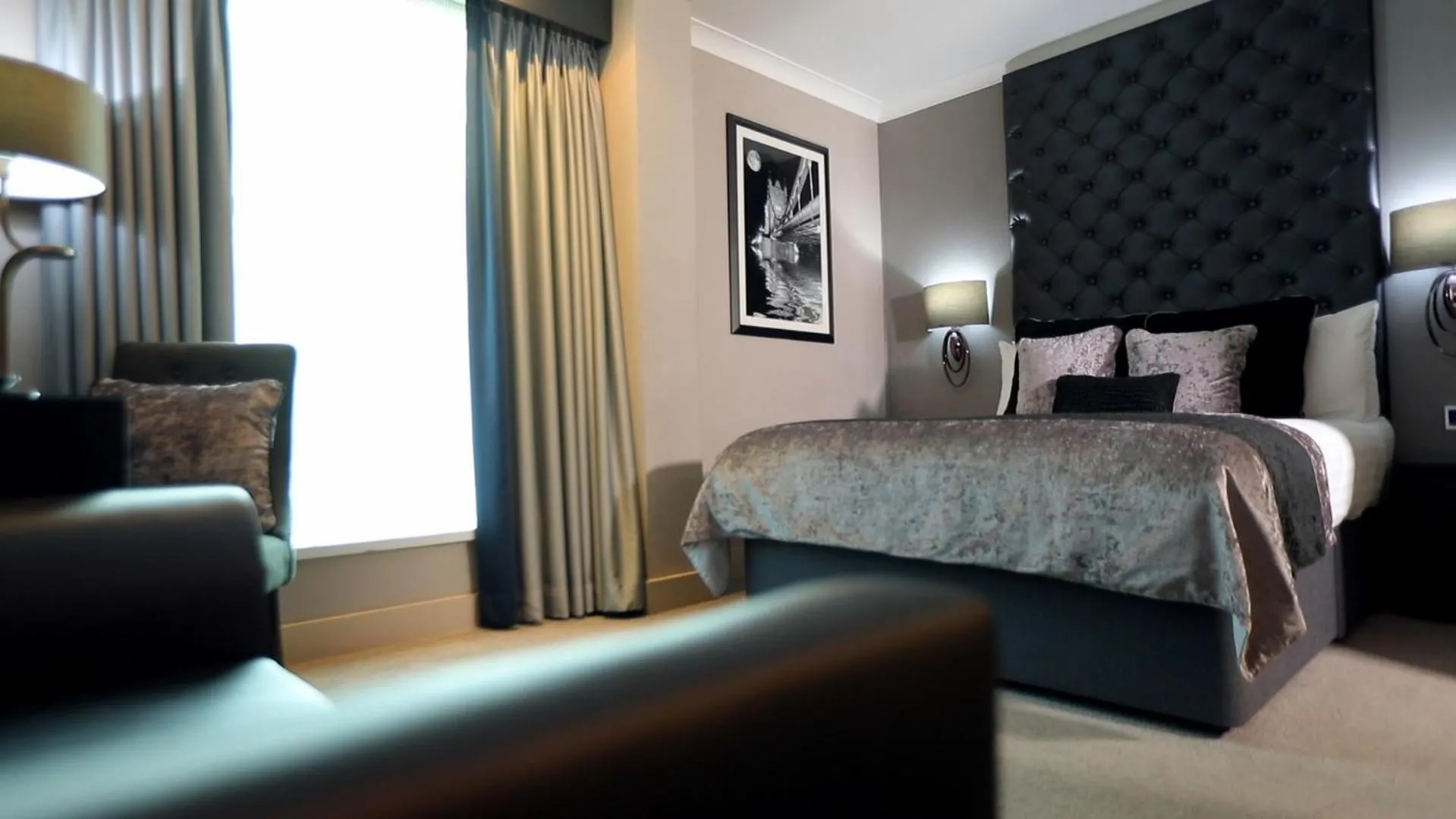 Photo of the whole room, Bed in The Continental Hotel, Heathrow