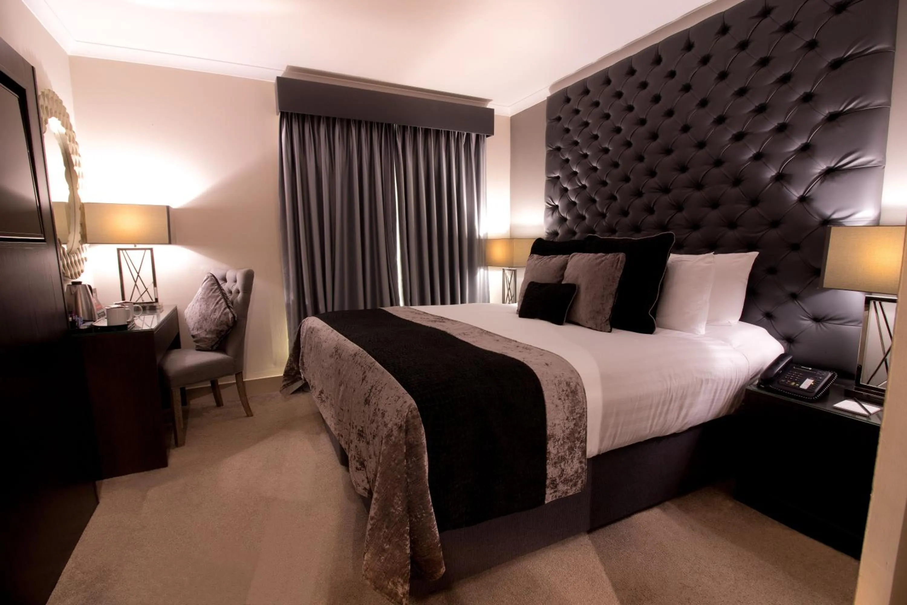 Bedroom, Bed in The Continental Hotel, Heathrow