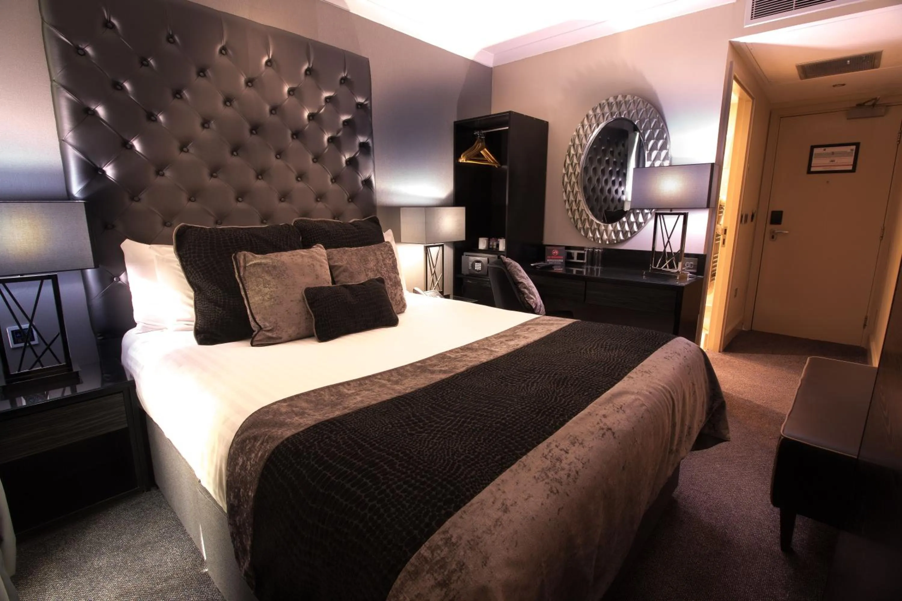 Living room, Bed in The Continental Hotel, Heathrow