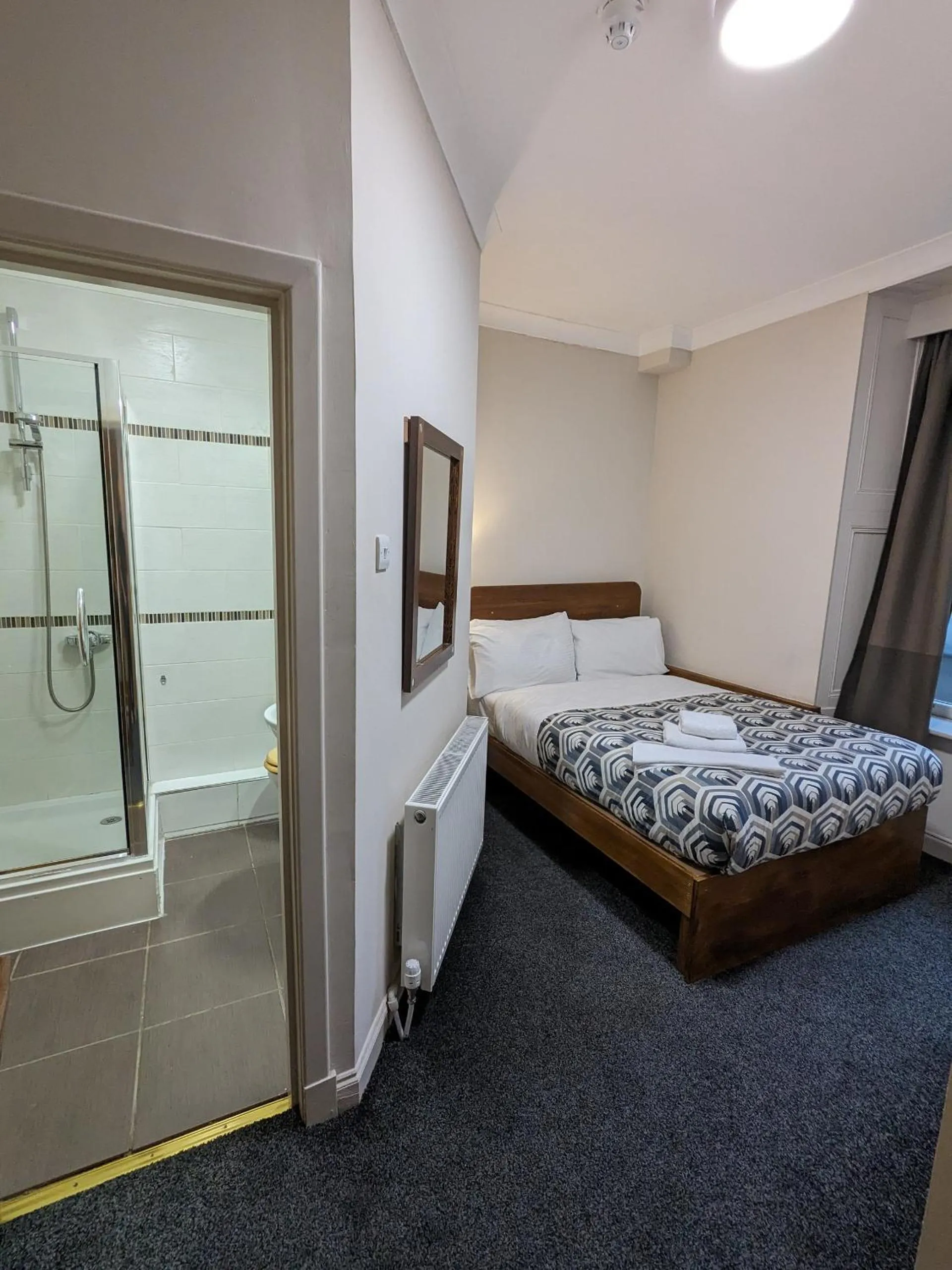Shower, Bed in Aberdeen House