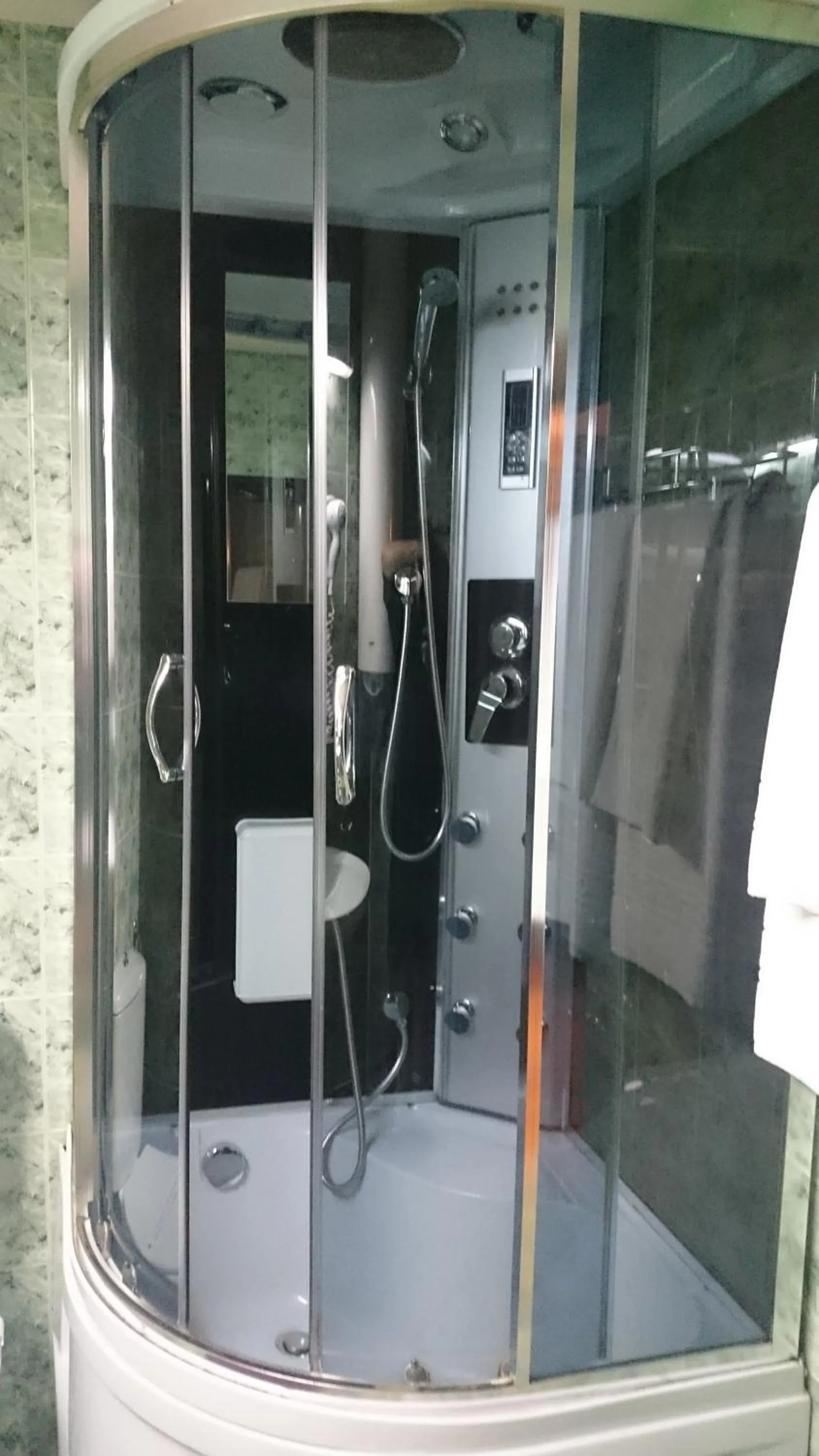 Shower in Rimini Club Inn & Suites