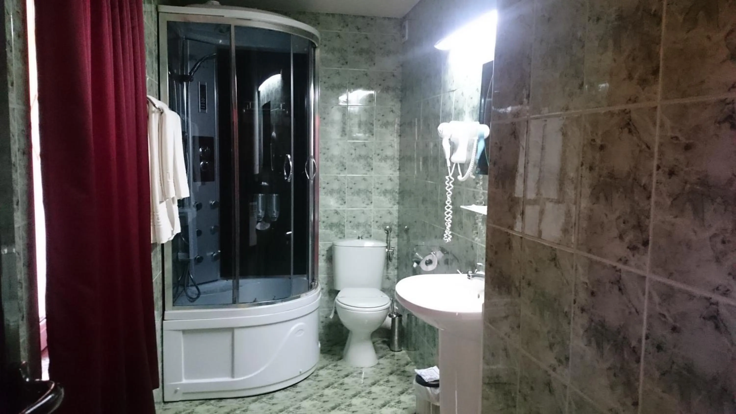Shower in Rimini Club Inn & Suites
