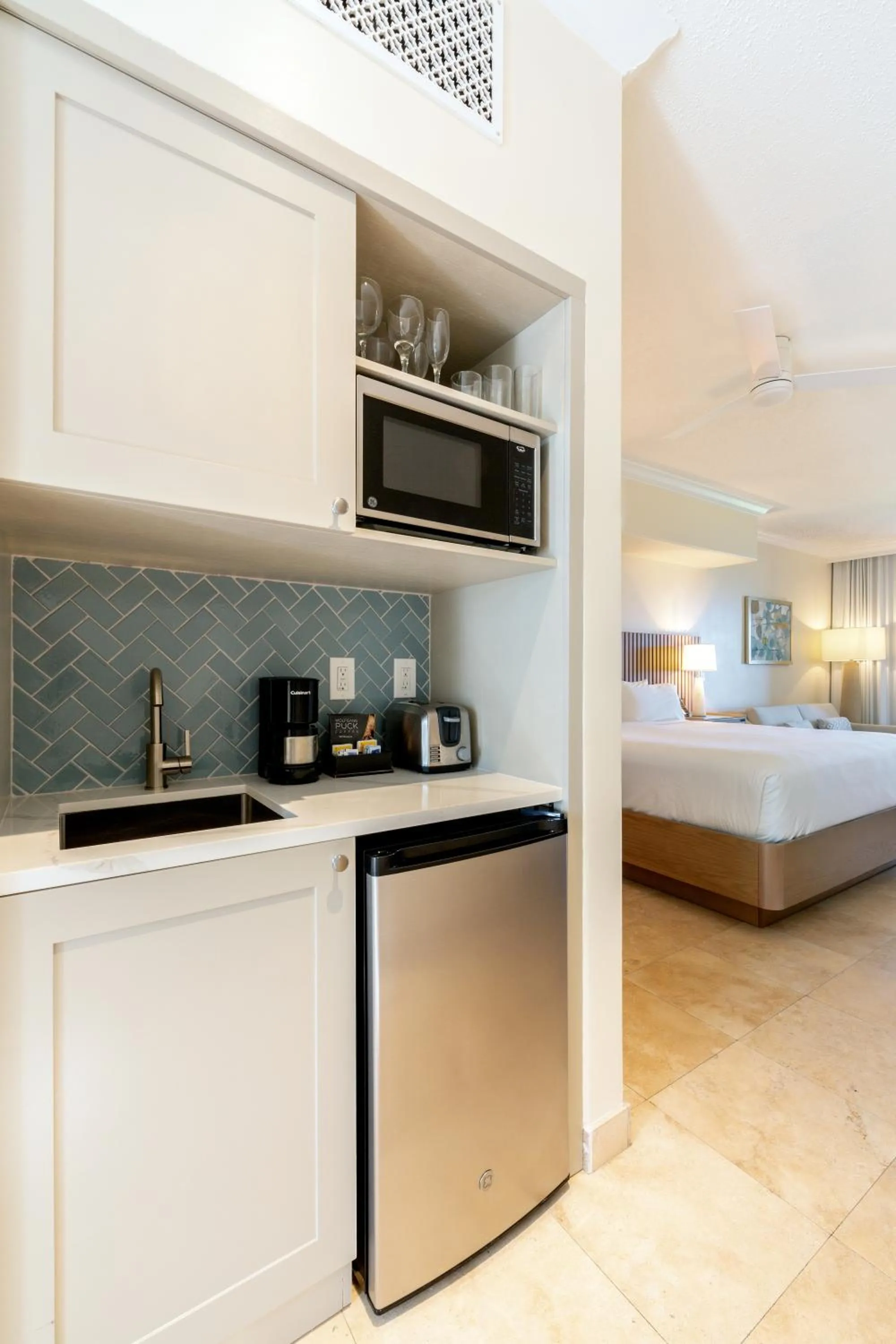 Kitchen or kitchenette, Bed in The Sands at Grace Bay
