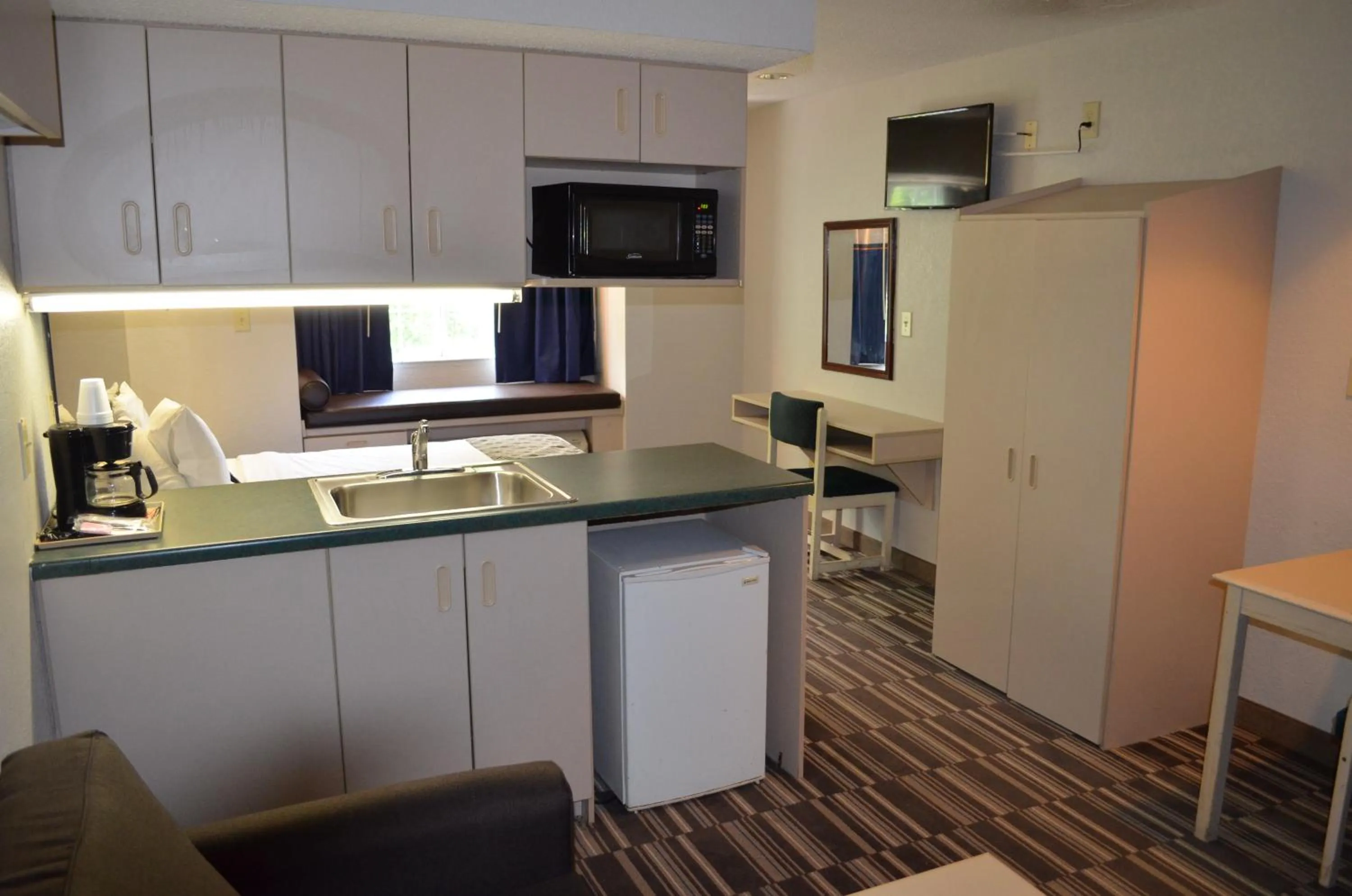 Kitchen or kitchenette in Stay Express inn and Suites Atlanta Union City