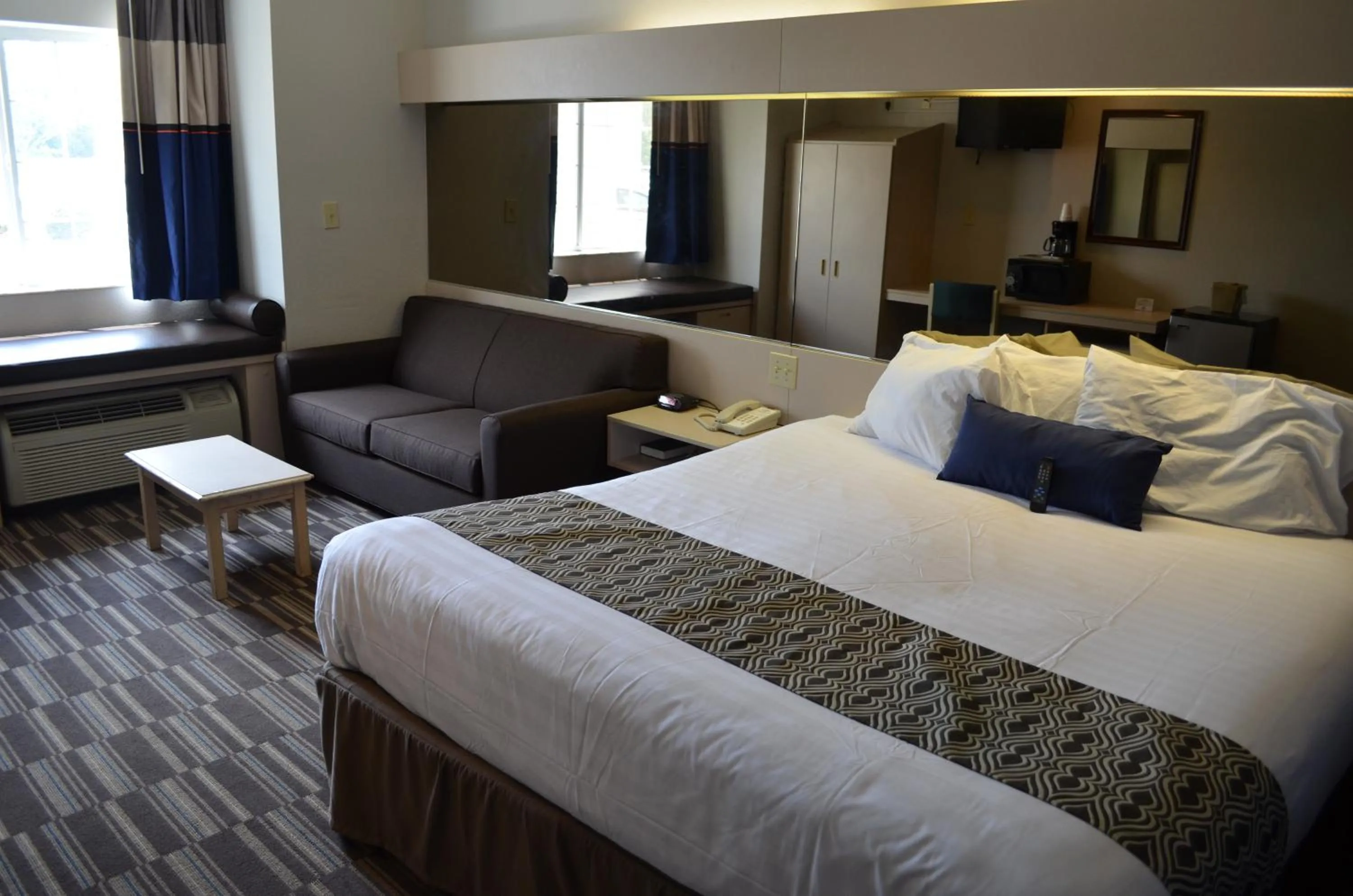 Day, Bed in Stay Express inn and Suites Atlanta Union City