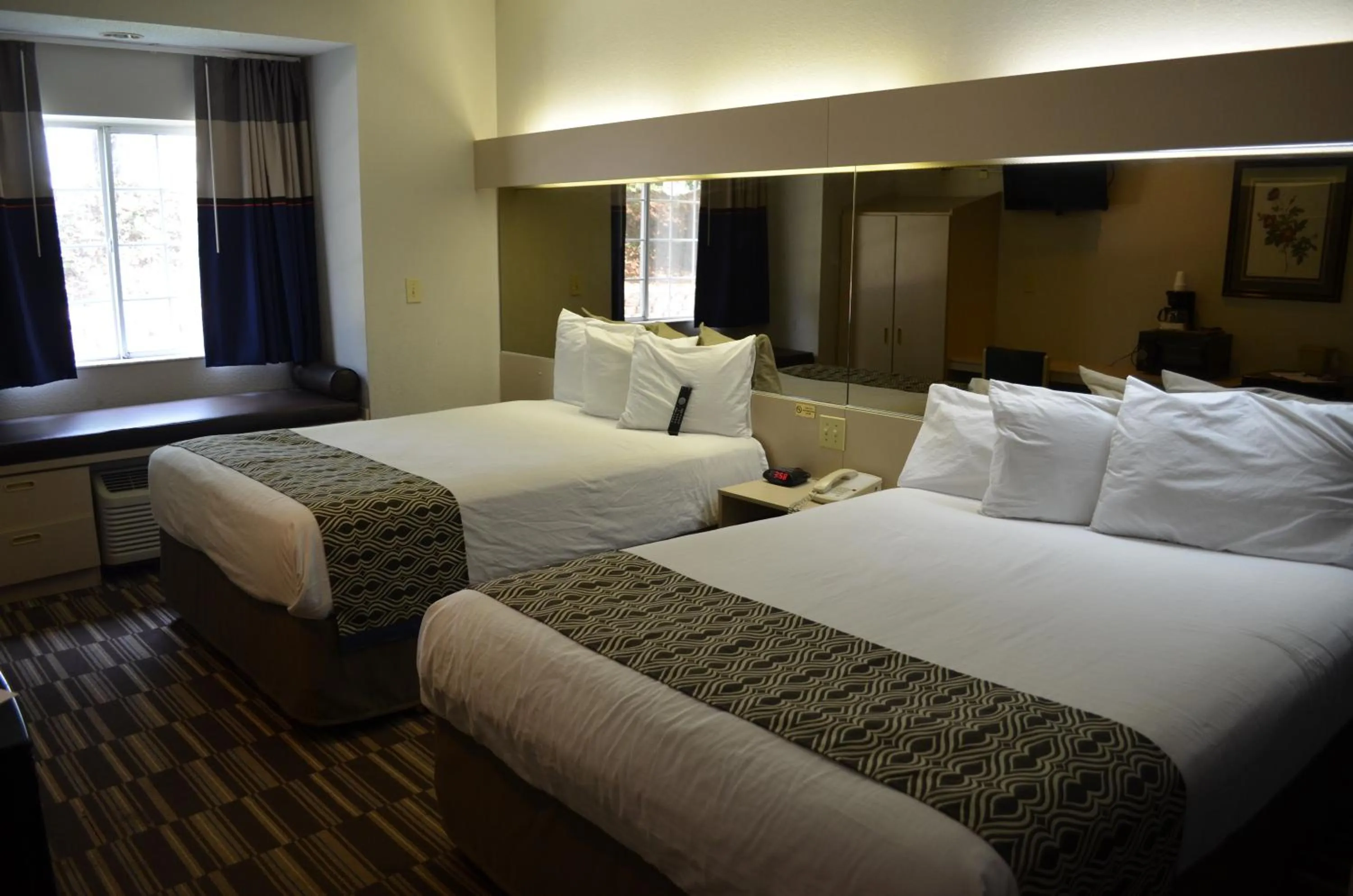 Bedroom, Bed in Stay Express inn and Suites Atlanta Union City