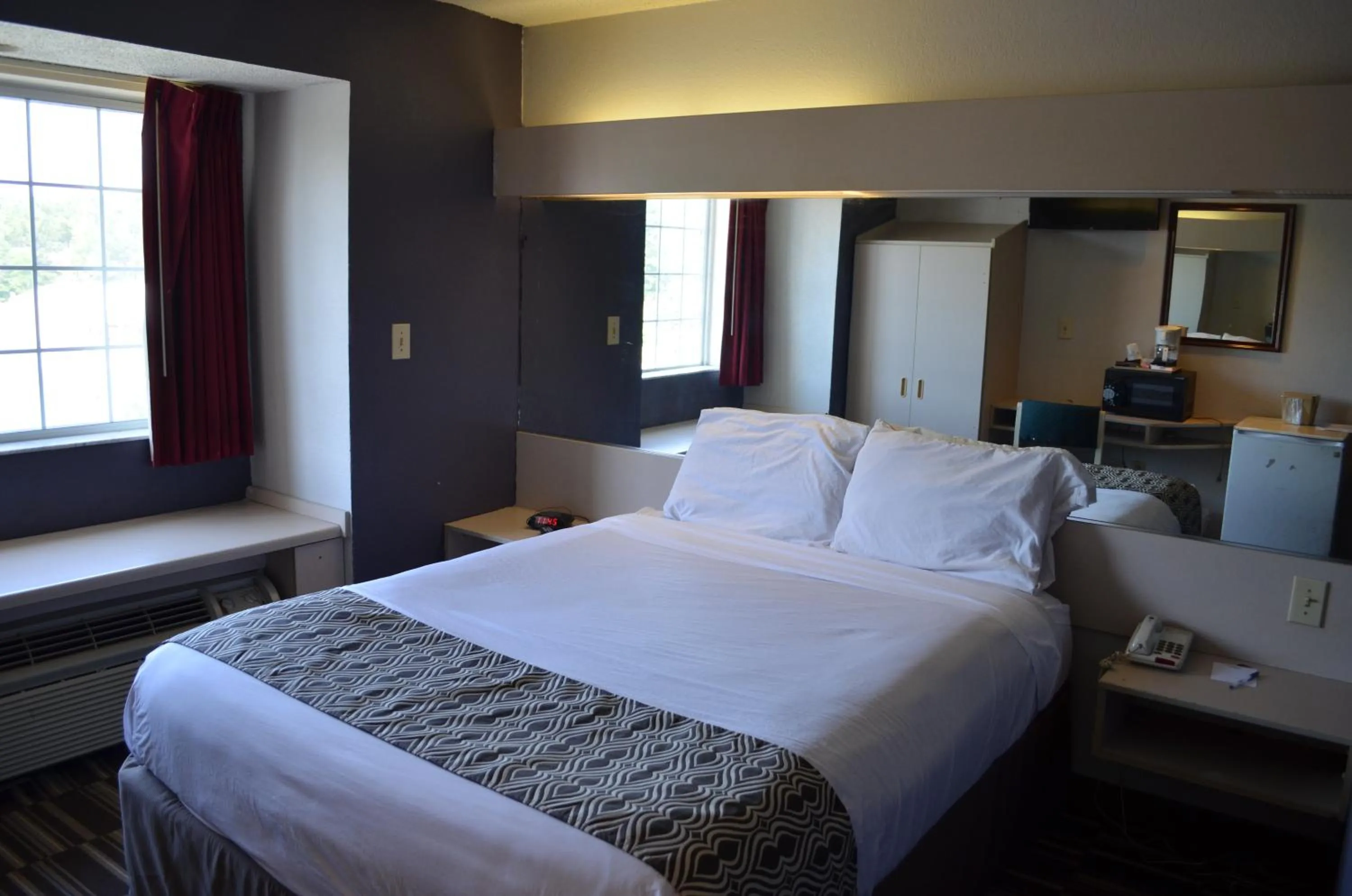 Bedroom, Bed in Stay Express inn and Suites Atlanta Union City