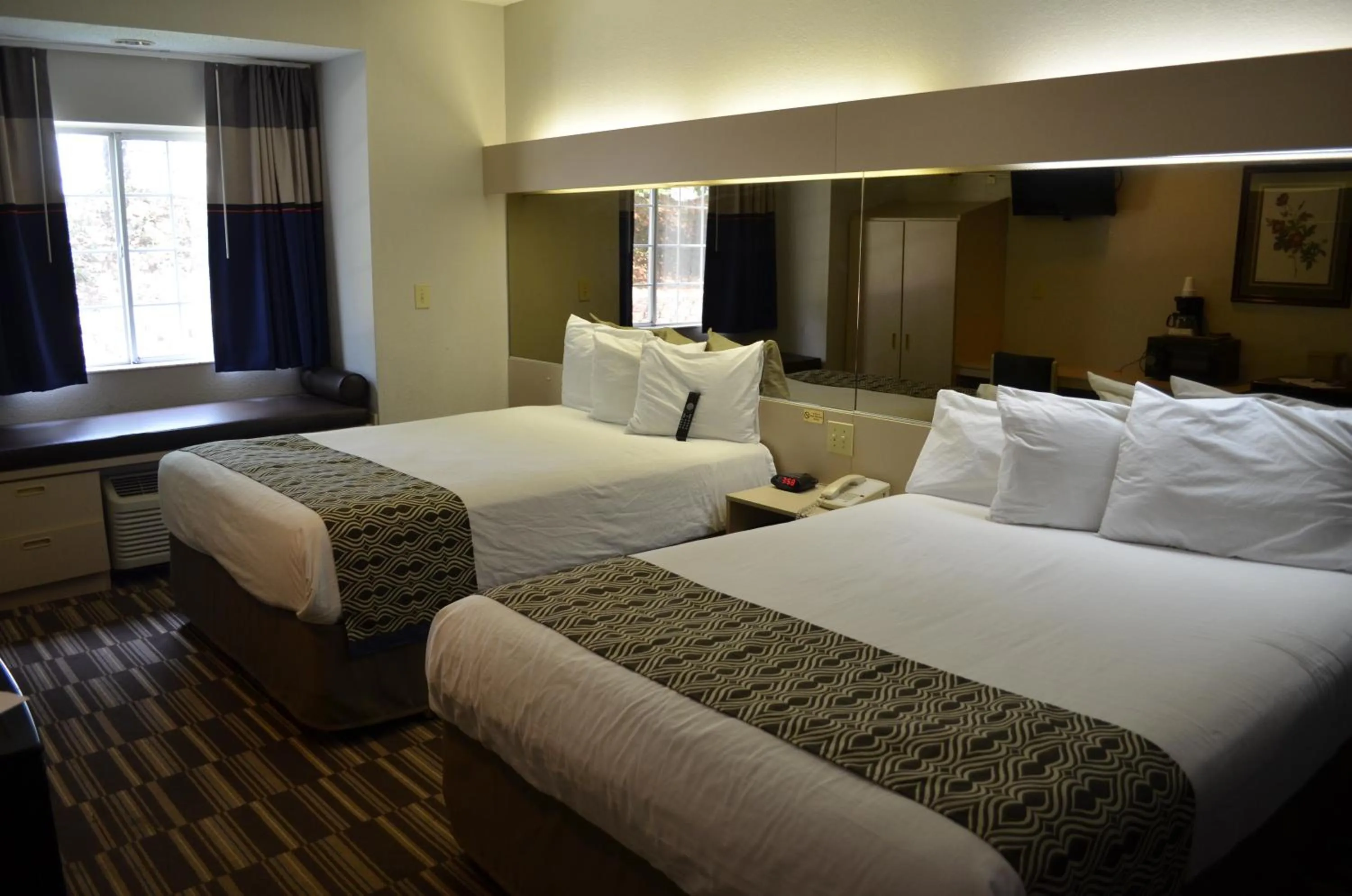 Bedroom, Bed in Stay Express inn and Suites Atlanta Union City