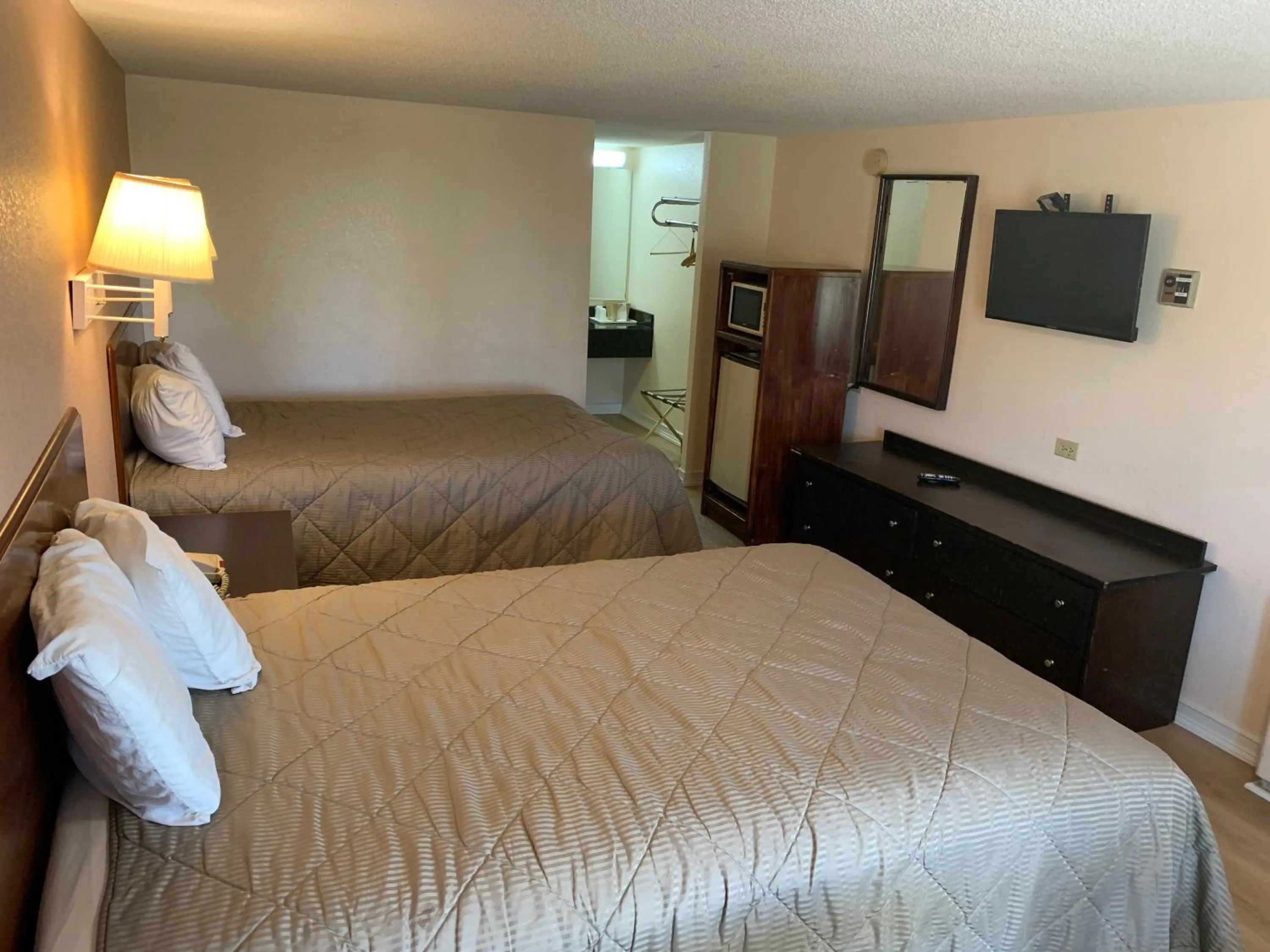 Bed in Tollway Inn Beloit