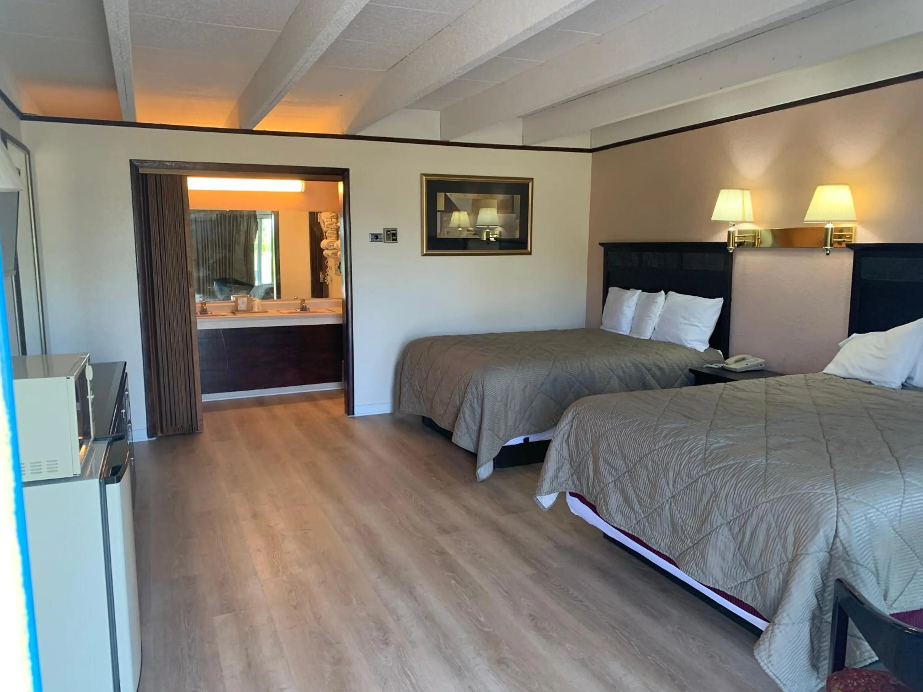 Bed in Tollway Inn Beloit