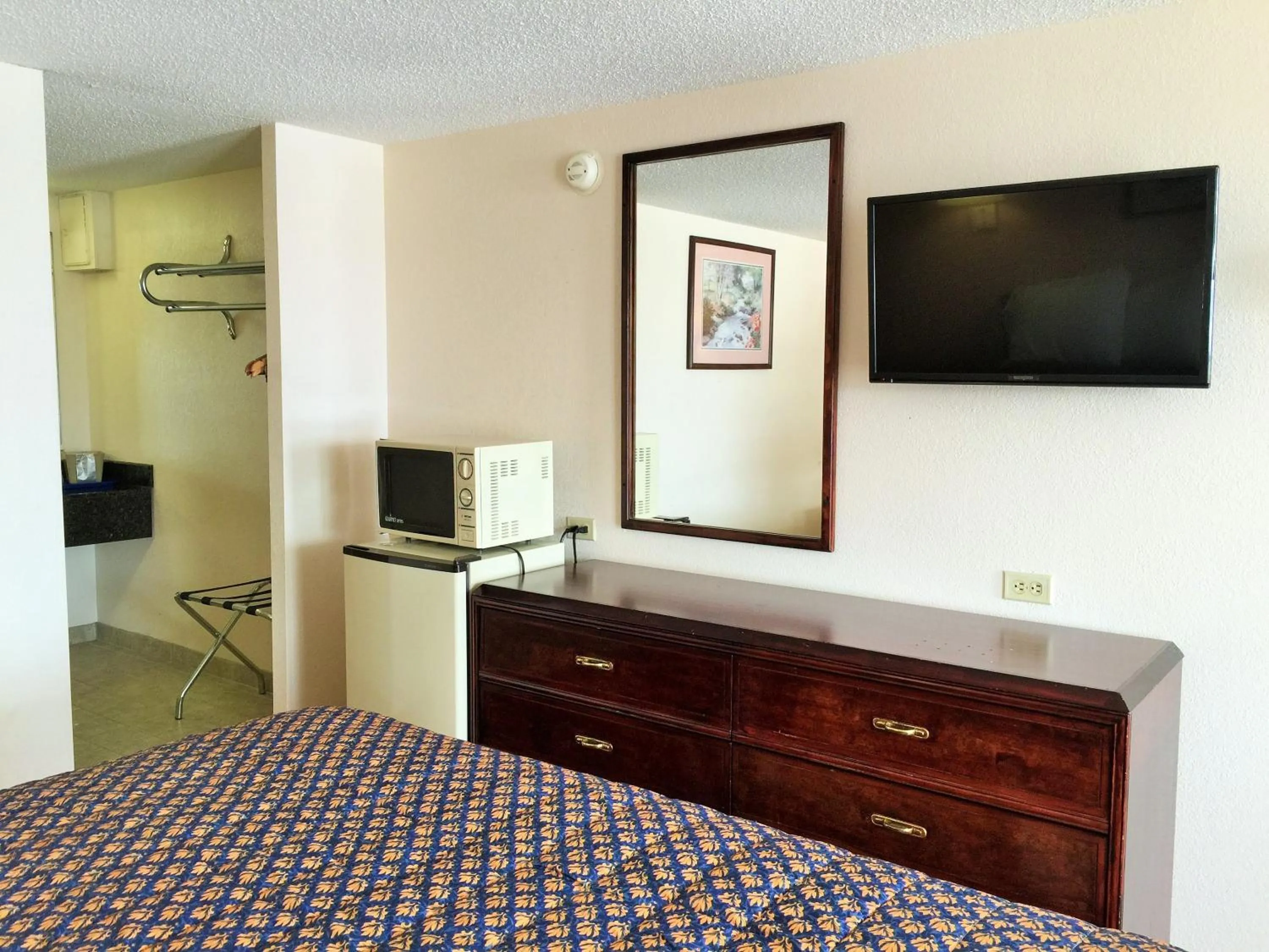 Bed in Tollway Inn Beloit