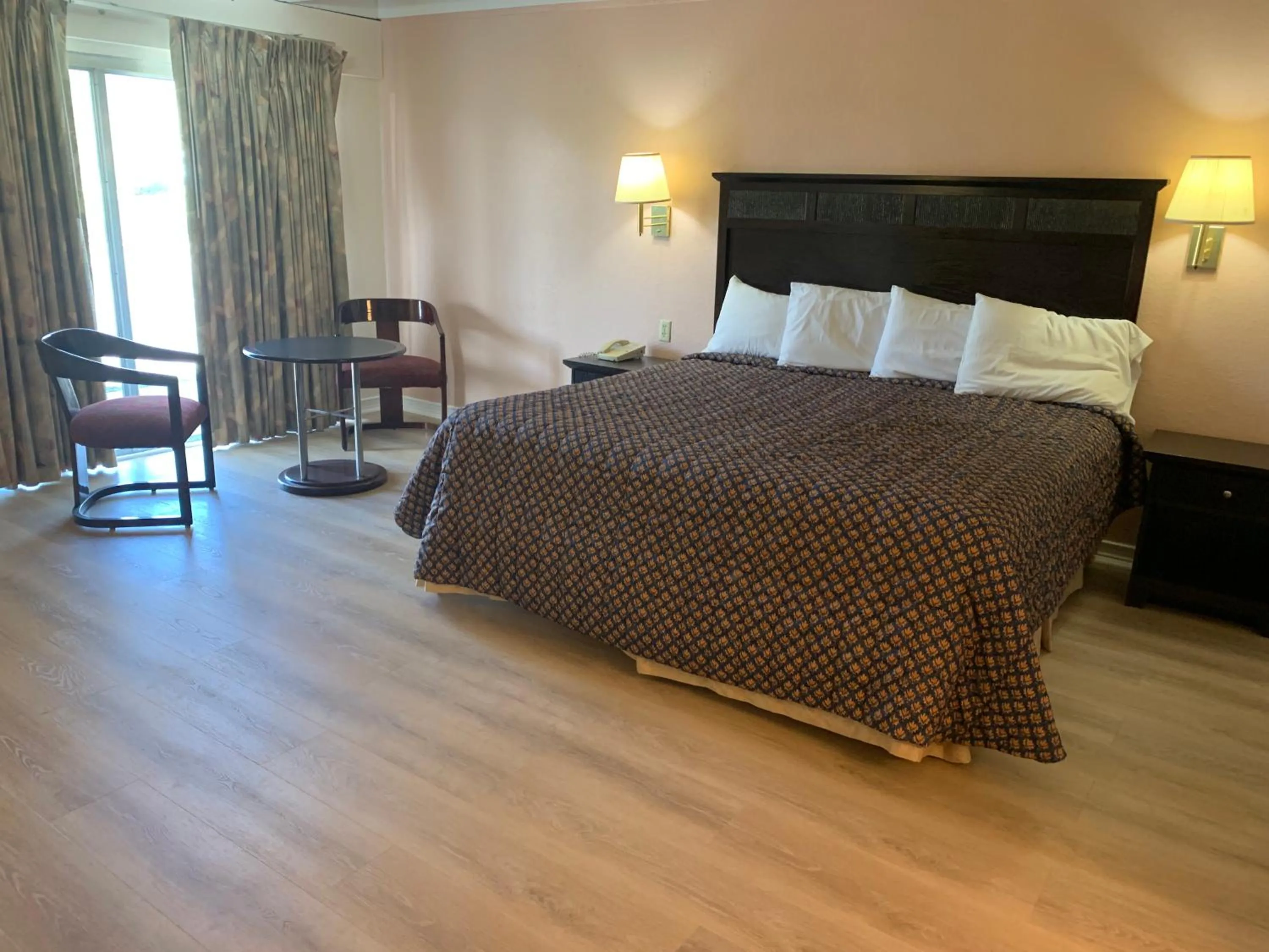 Living room, Bed in Tollway Inn Beloit