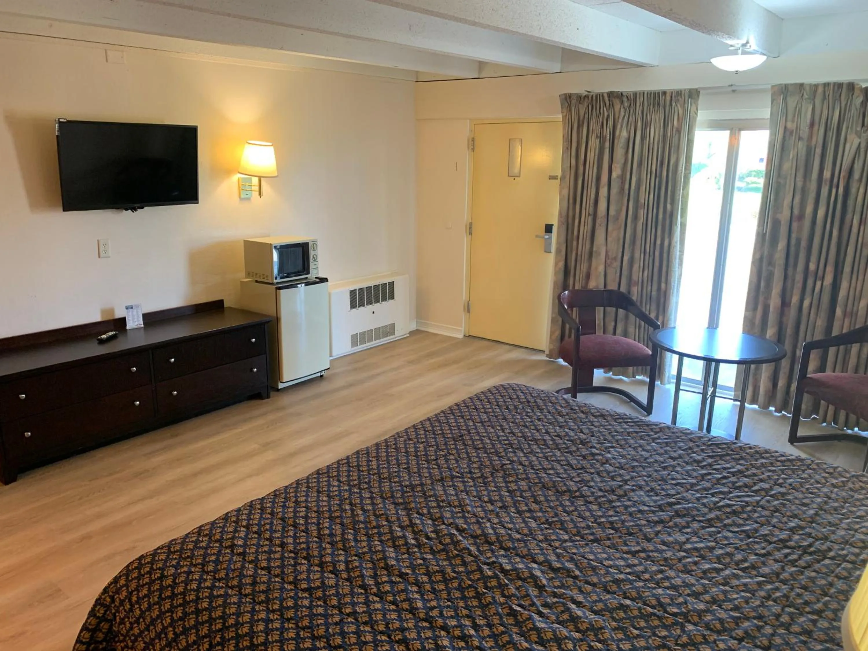 Bed in Tollway Inn Beloit