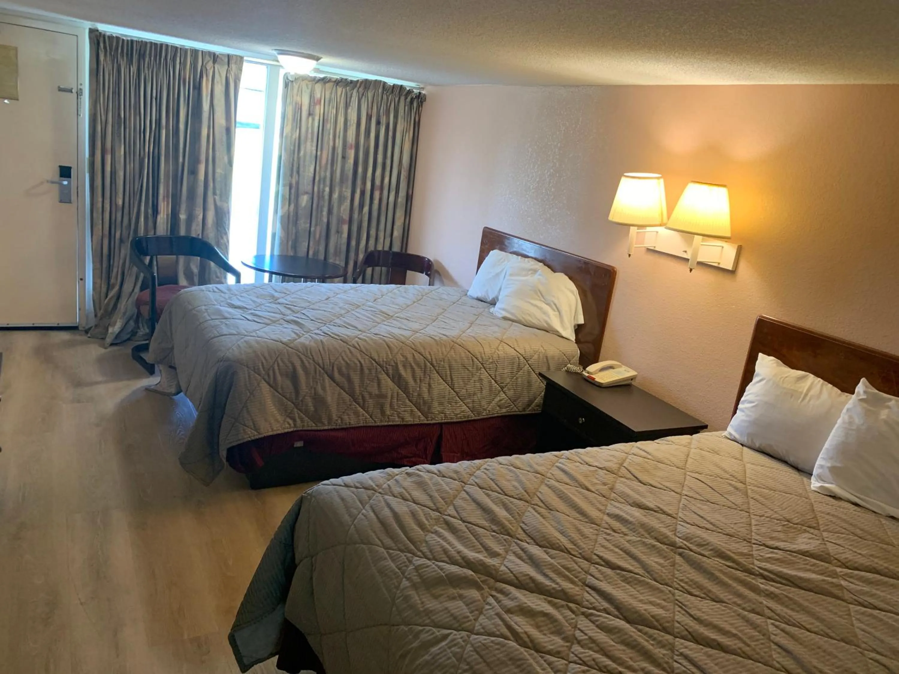 Bed in Tollway Inn Beloit