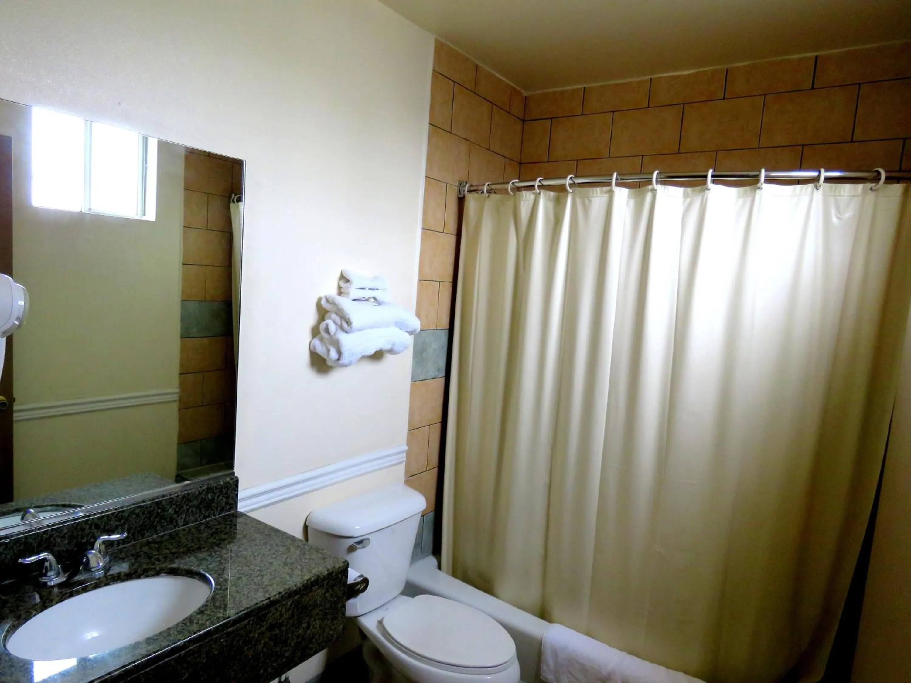 Bathroom in La Bonita Inn Motel