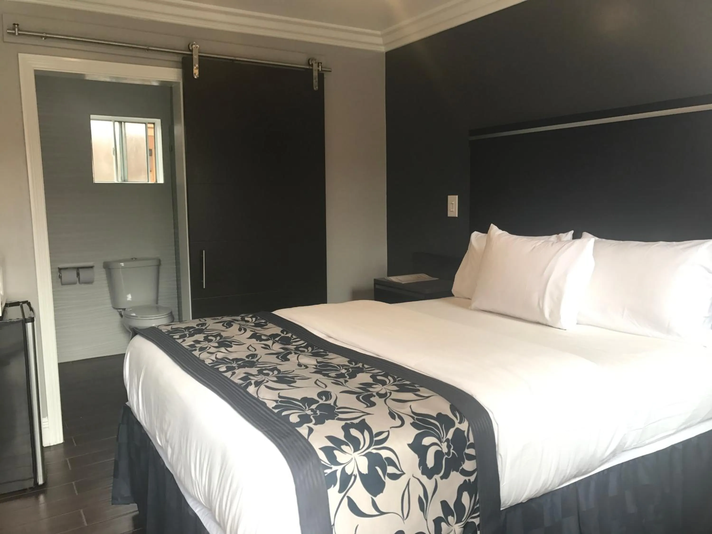 Bed in La Bonita Inn Motel