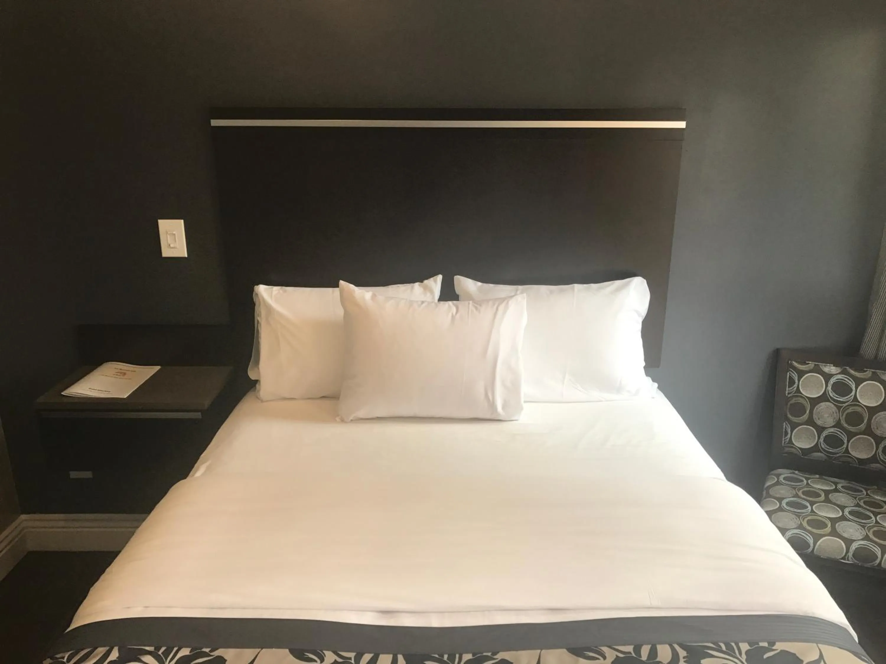 Bed in La Bonita Inn Motel