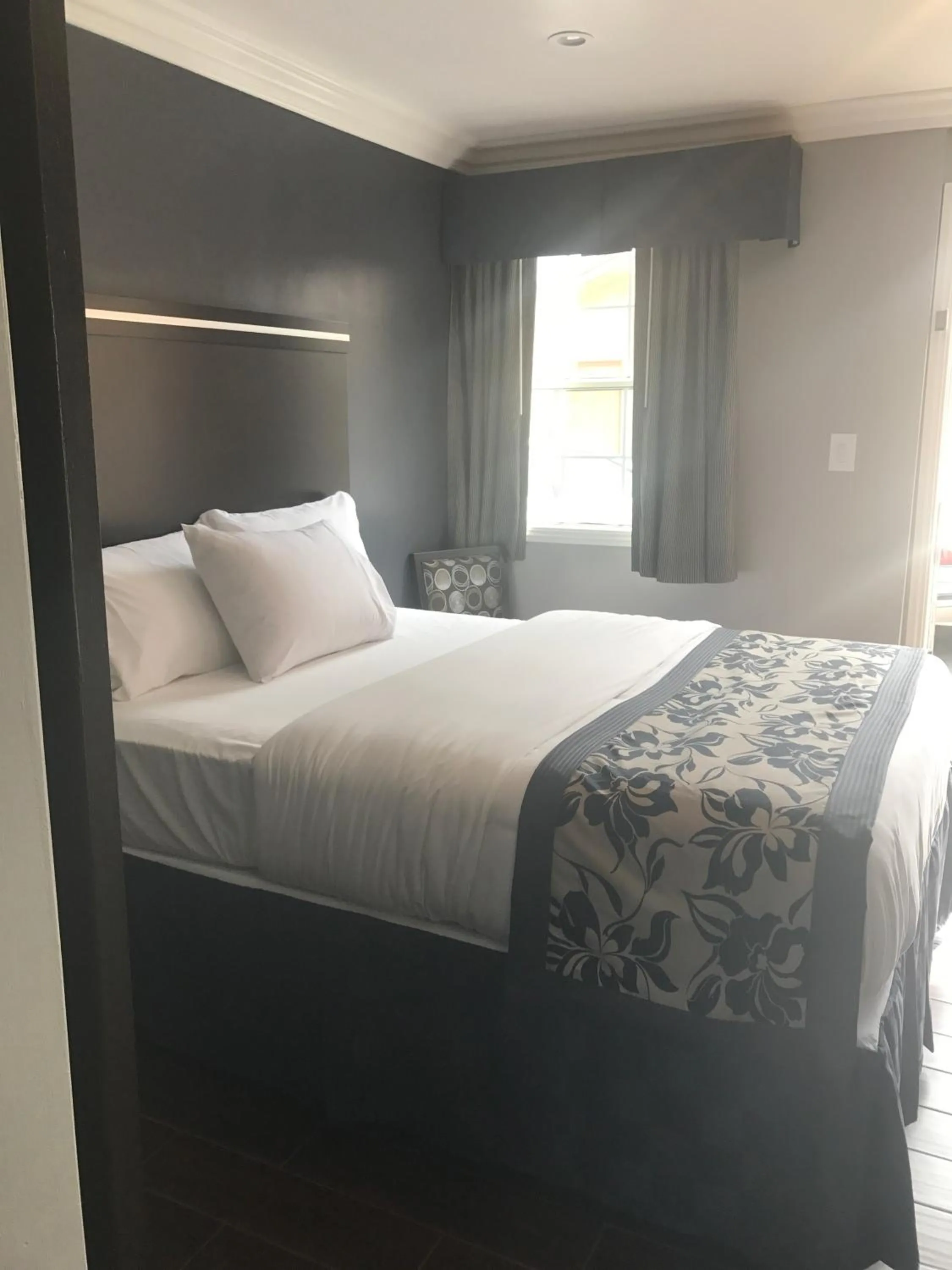 Bed in La Bonita Inn Motel