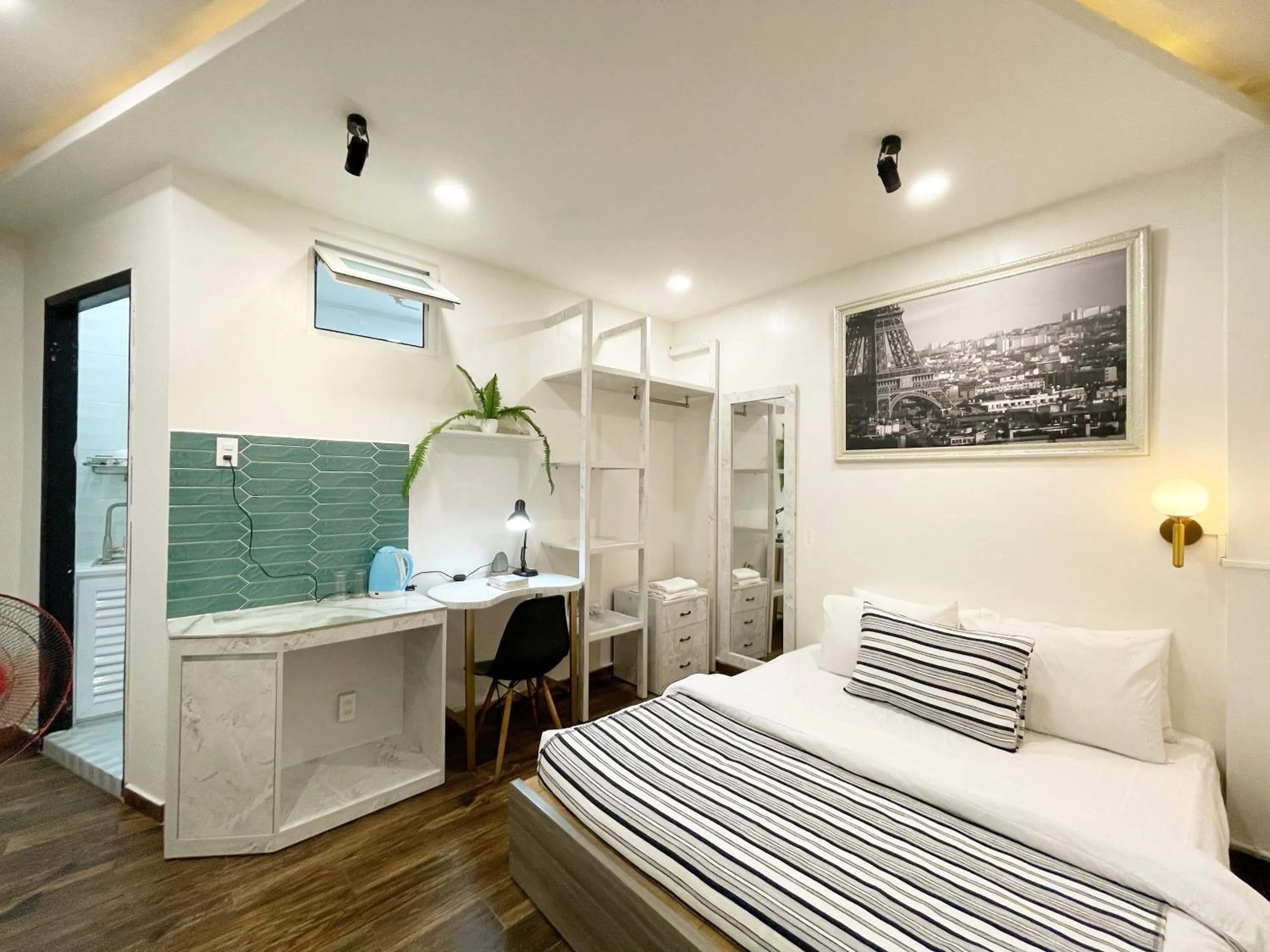 Photo of the whole room, Bed in Street View Hotel & Apartment