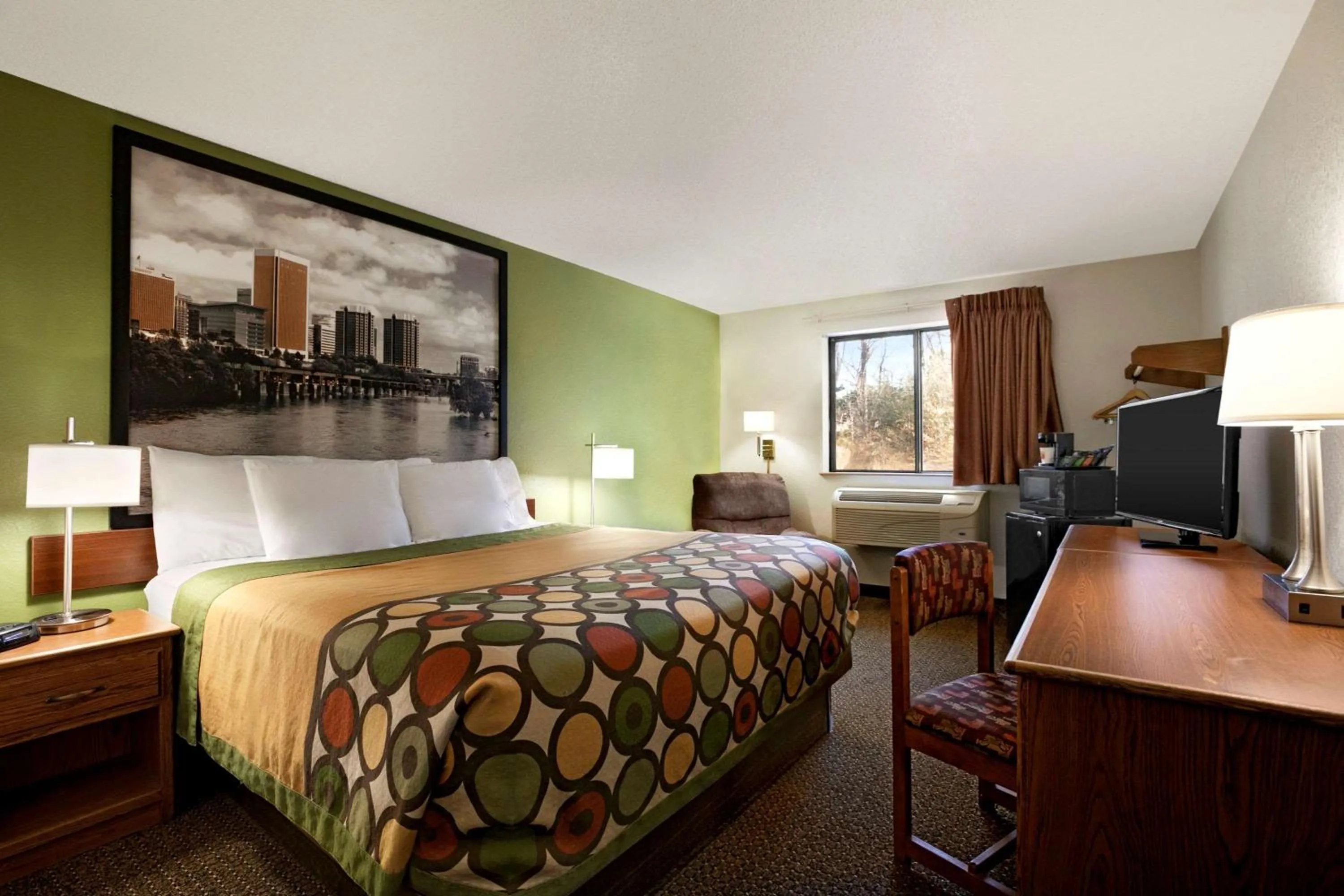 Photo of the whole room, Bed in Super 8 by Wyndham Richmond/Chamberlayne Rd