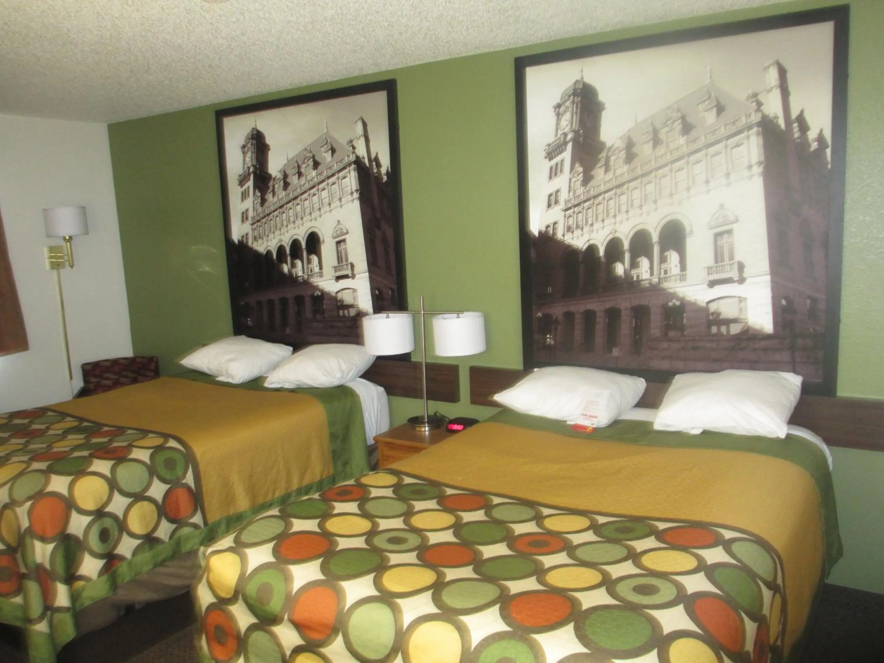 Bed in Super 8 by Wyndham Richmond/Chamberlayne Rd