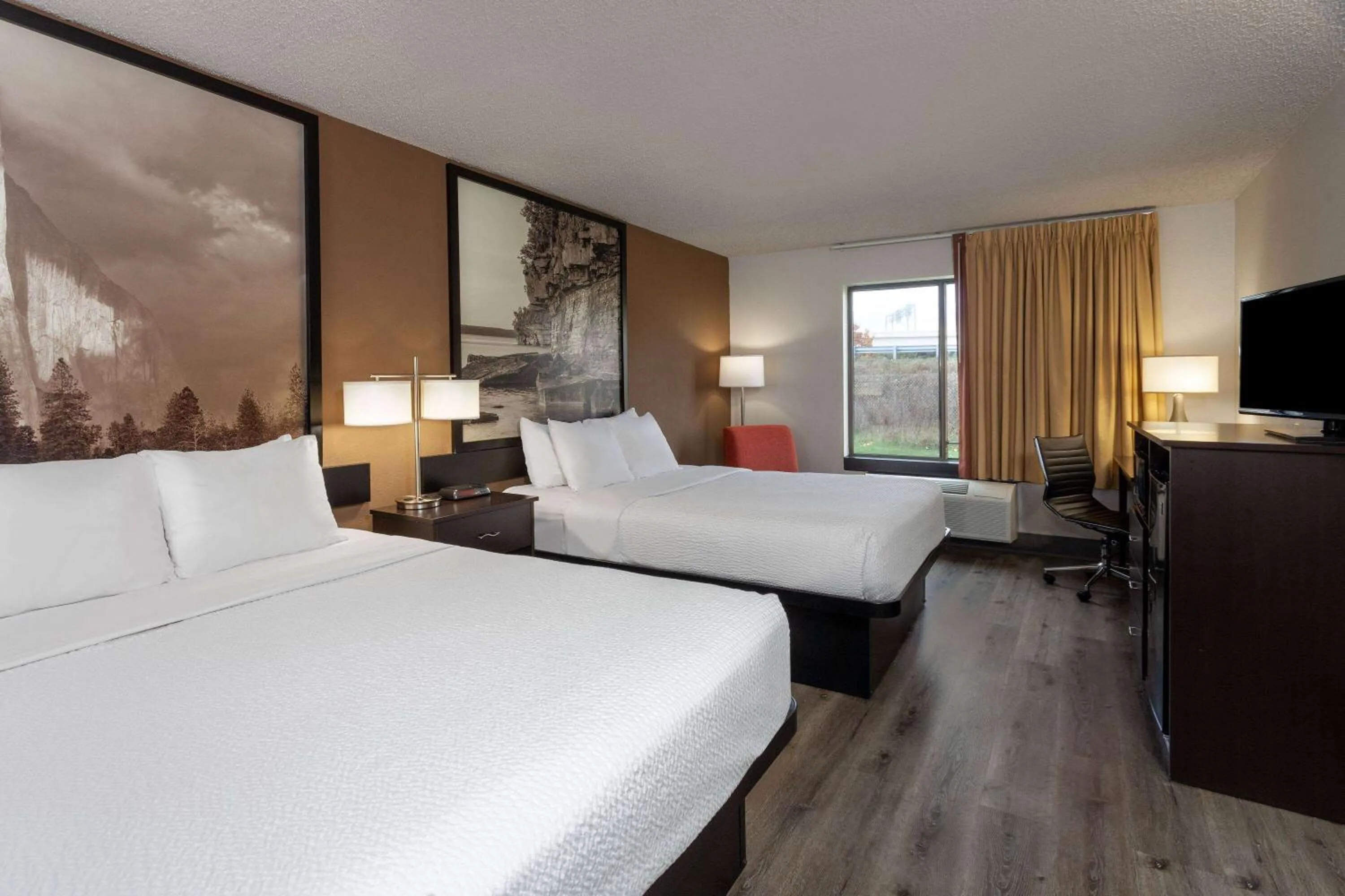 Photo of the whole room, Bed in Super 8 by Wyndham Wausau