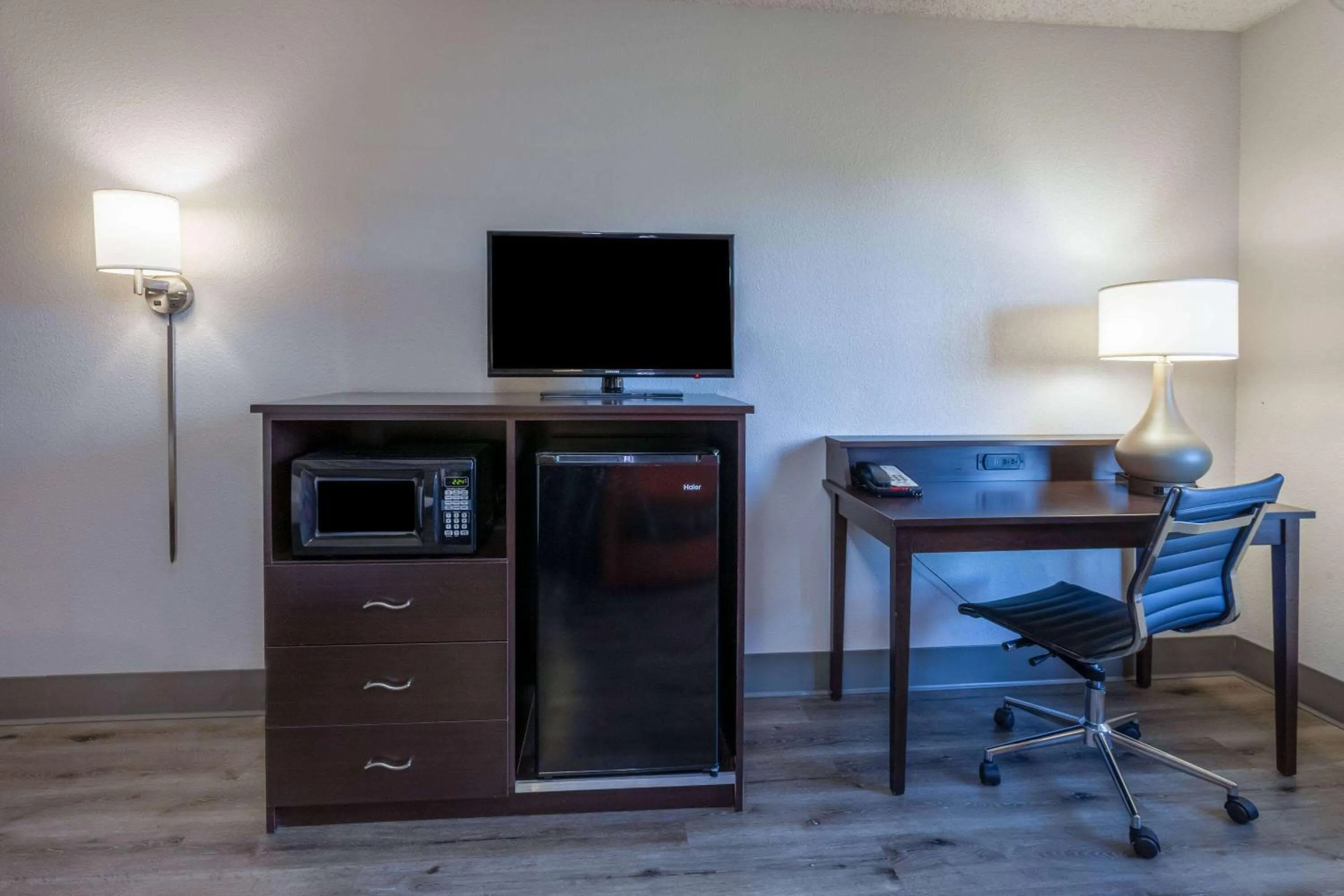 Photo of the whole room in Super 8 by Wyndham Wausau