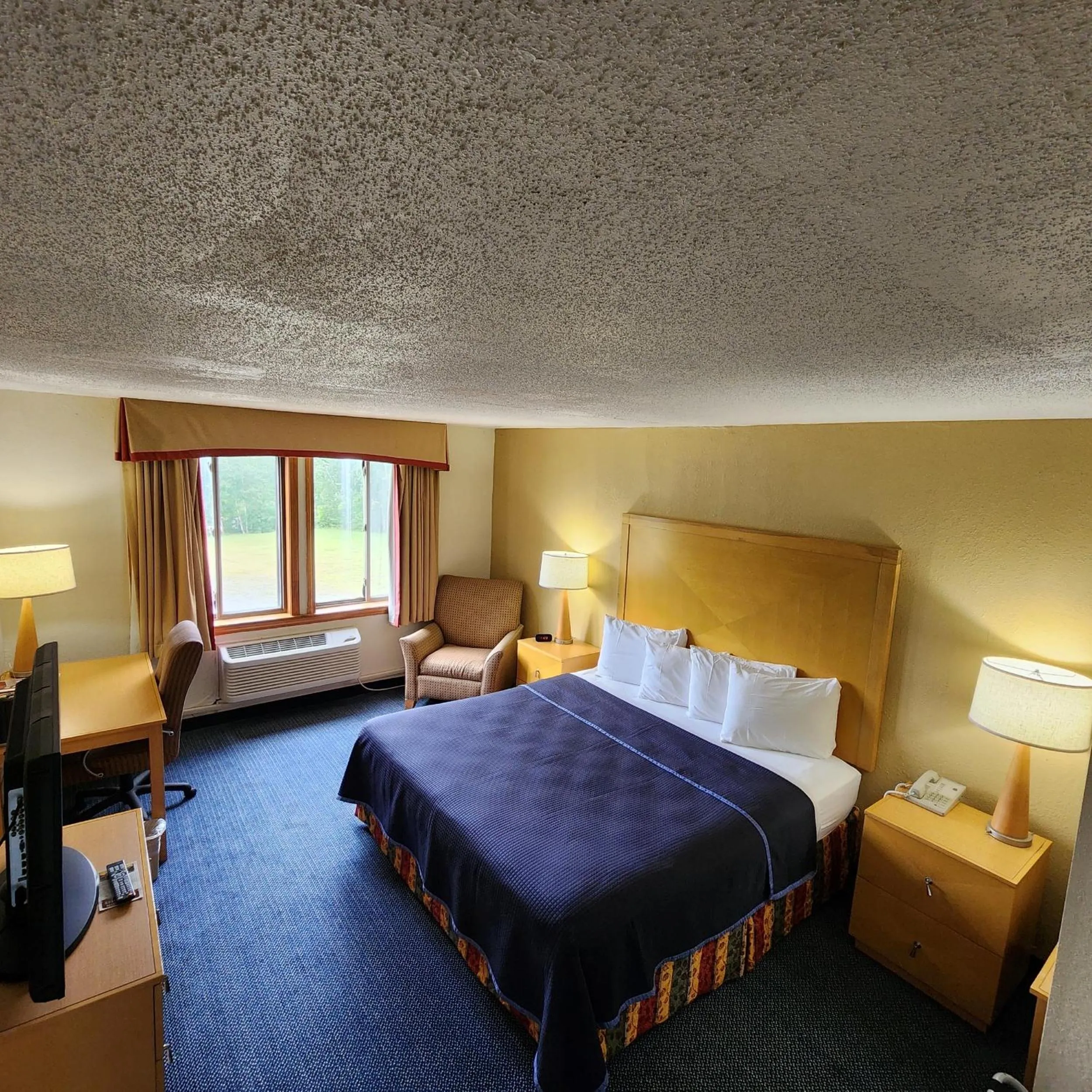 Bed in Katahdin Inn & Suites