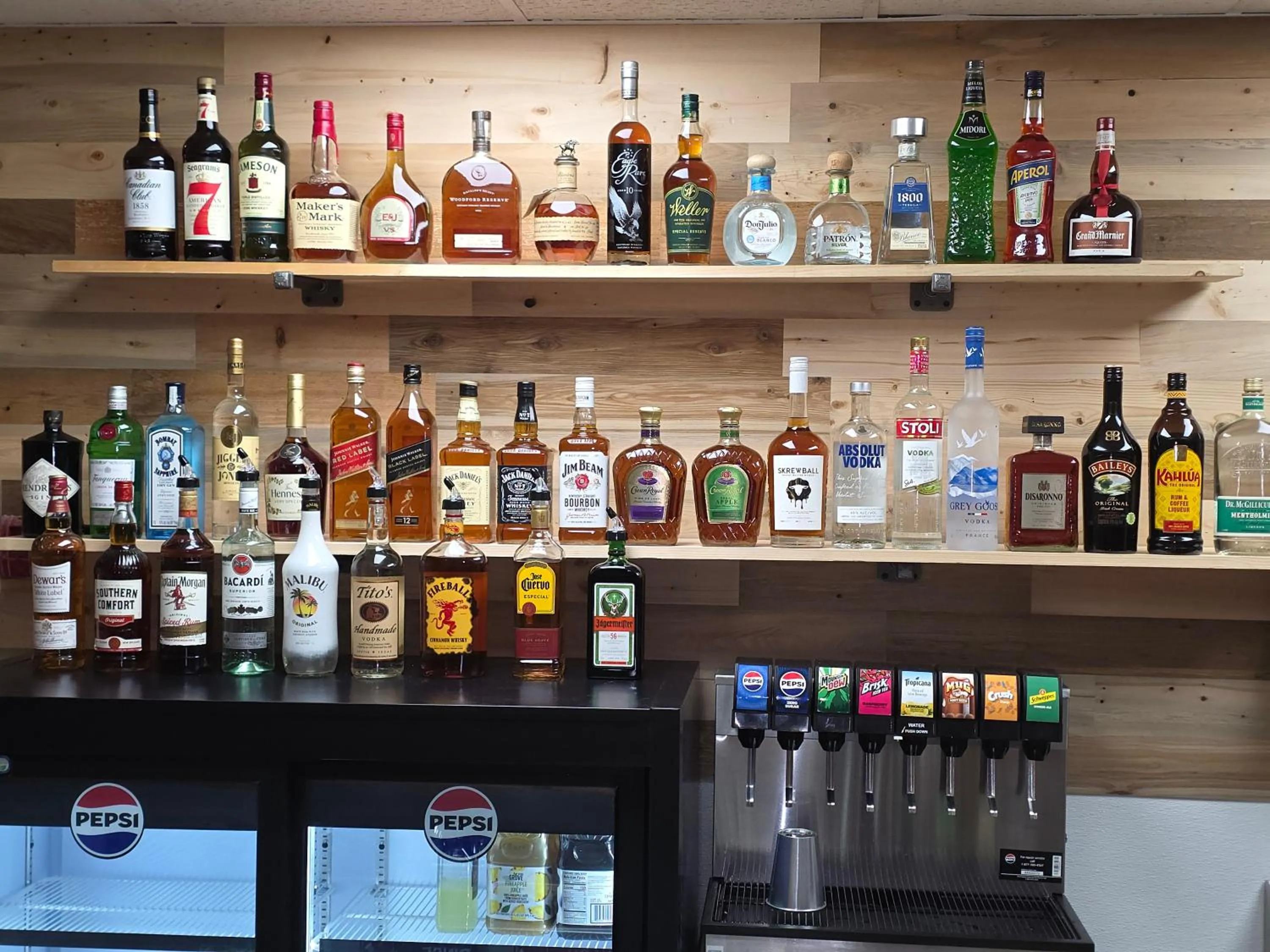 Lounge or bar in Katahdin Inn & Suites