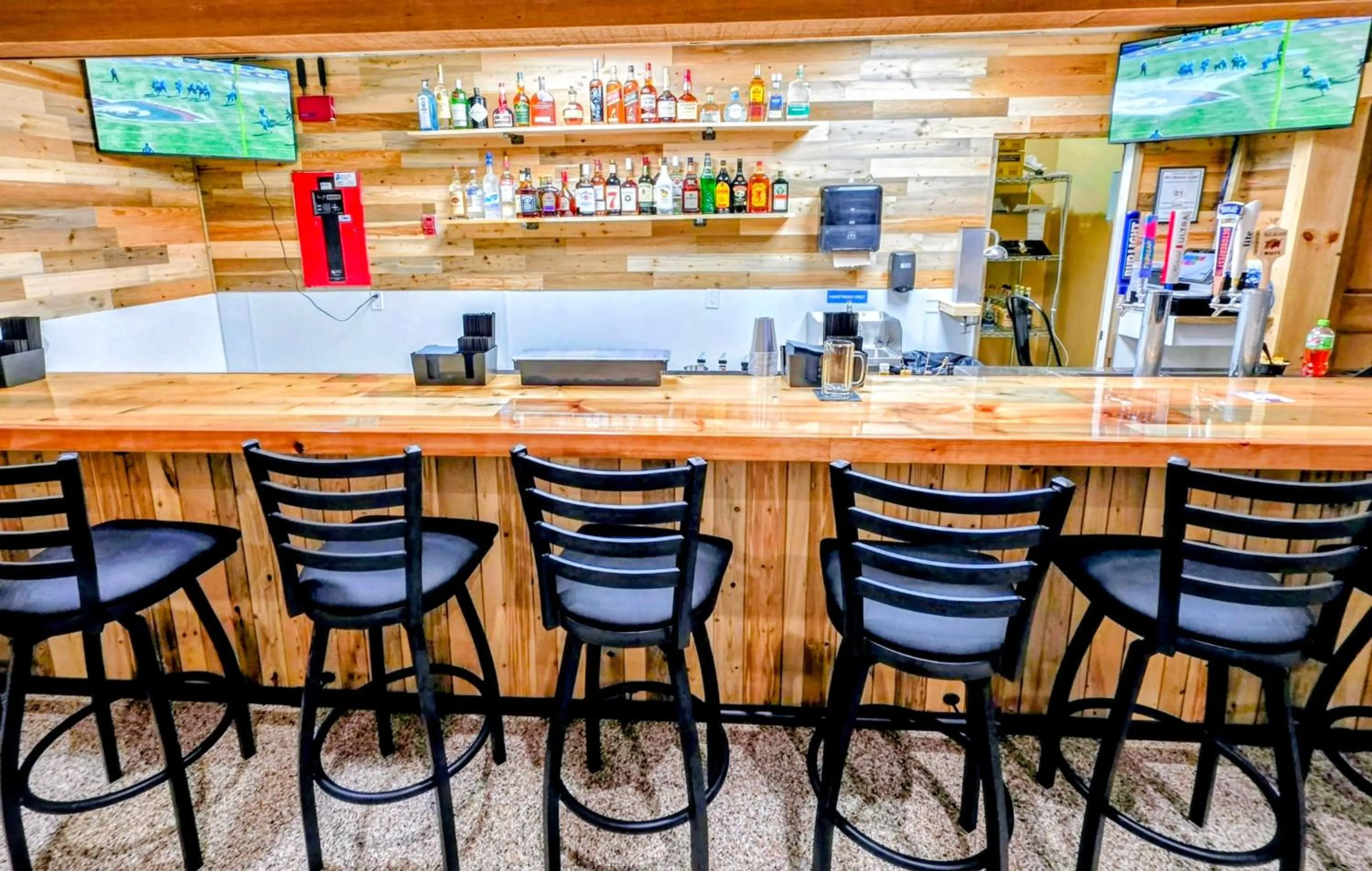 Lounge or bar in Katahdin Inn & Suites